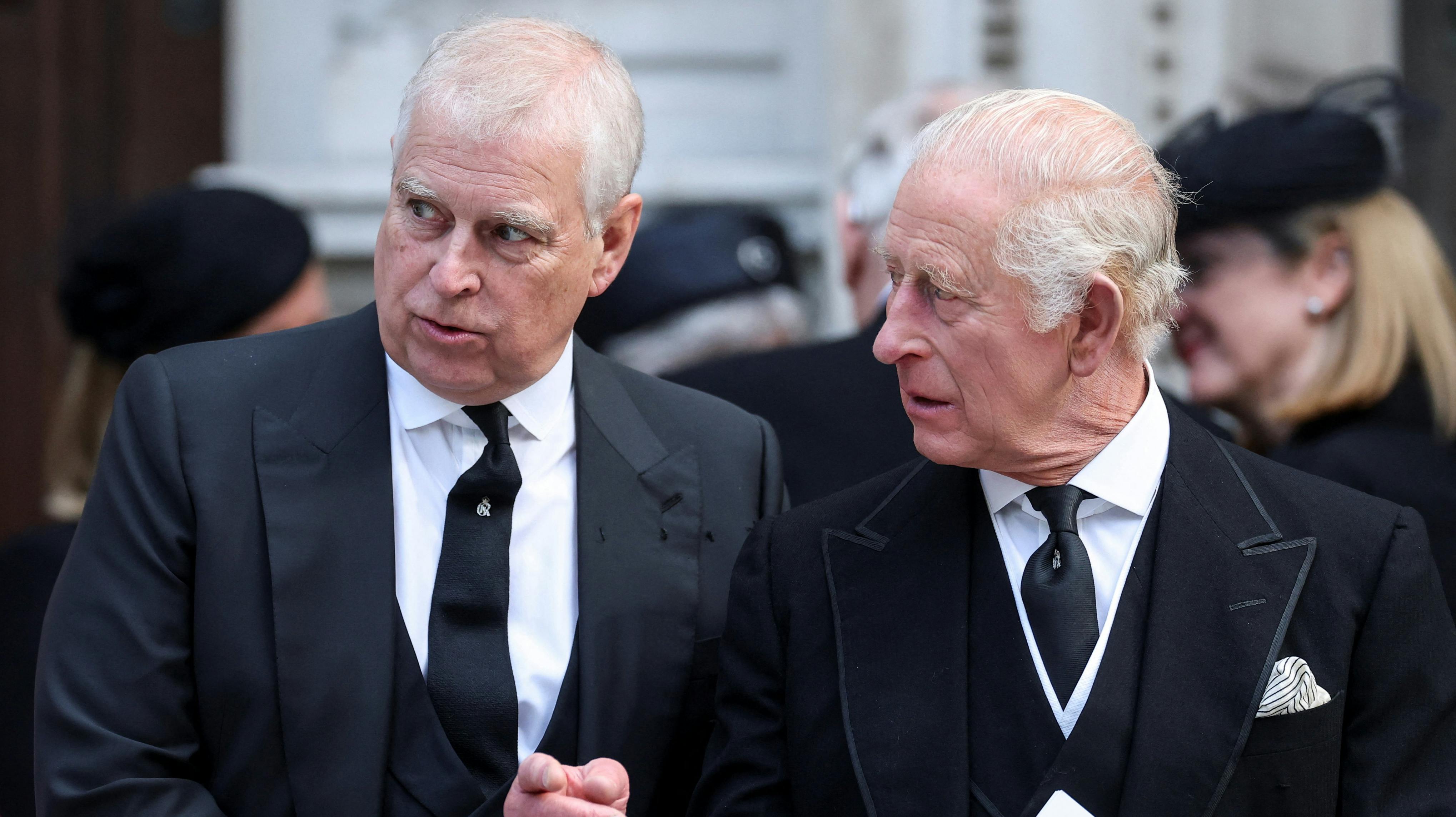 Prins Andrew og kong Charles. 