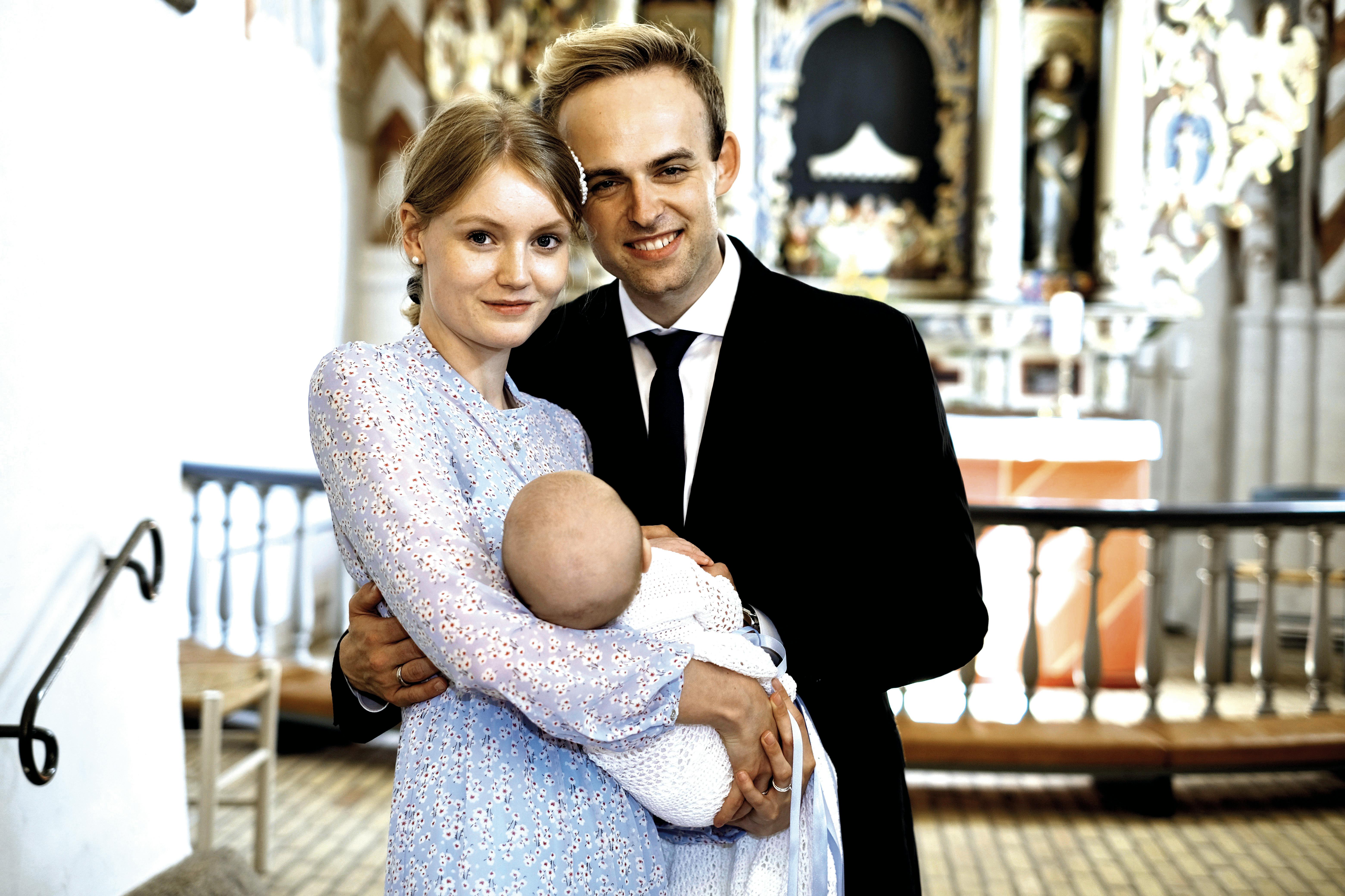 Nana Vad Strand og Mads Vad med sønnen Xander ved hans dåb i 2019.