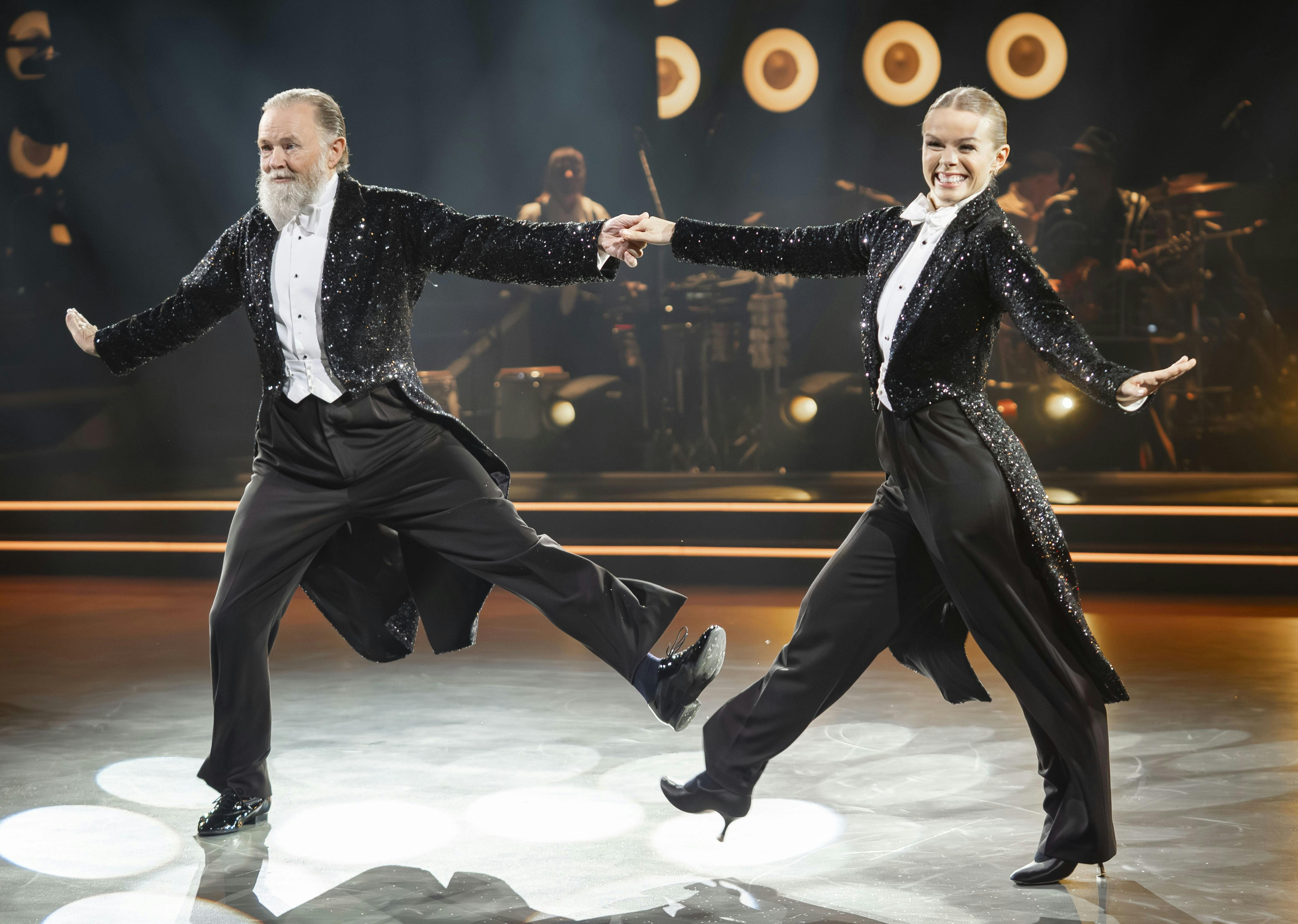 Jesper Asholt og Asta Björk i premiereprogrammet.