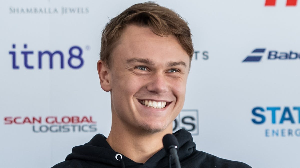 Holger Rune holder sig i gang efter operationen