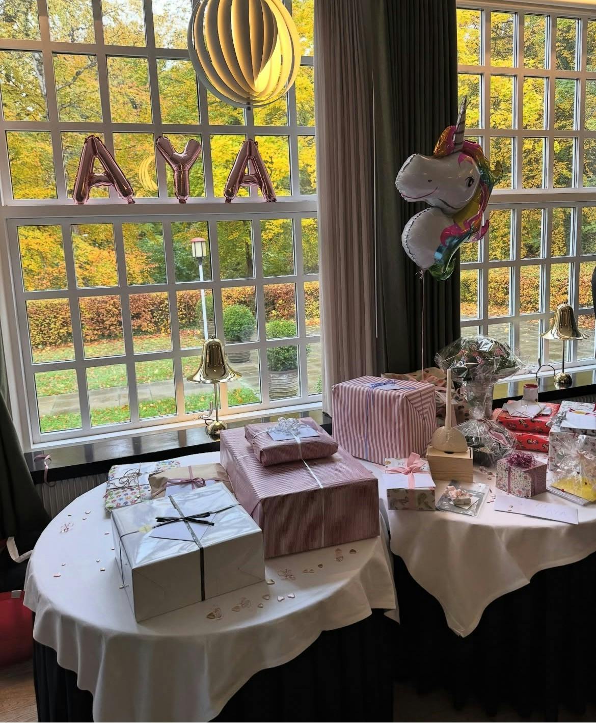 Det fine gavebord ved Ayas barnedåbsfest.