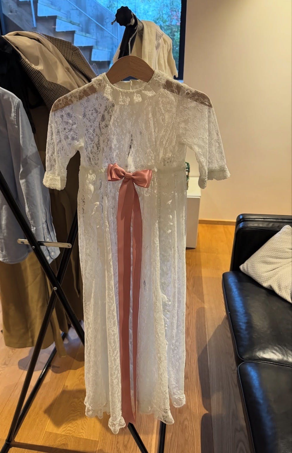 Ayas fine dåbskjole, som mor Nana også er blevet døbt i.