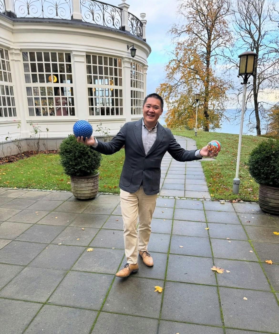 Micki Cheng til barnedåbsfest hos Nana og Mads Vad.