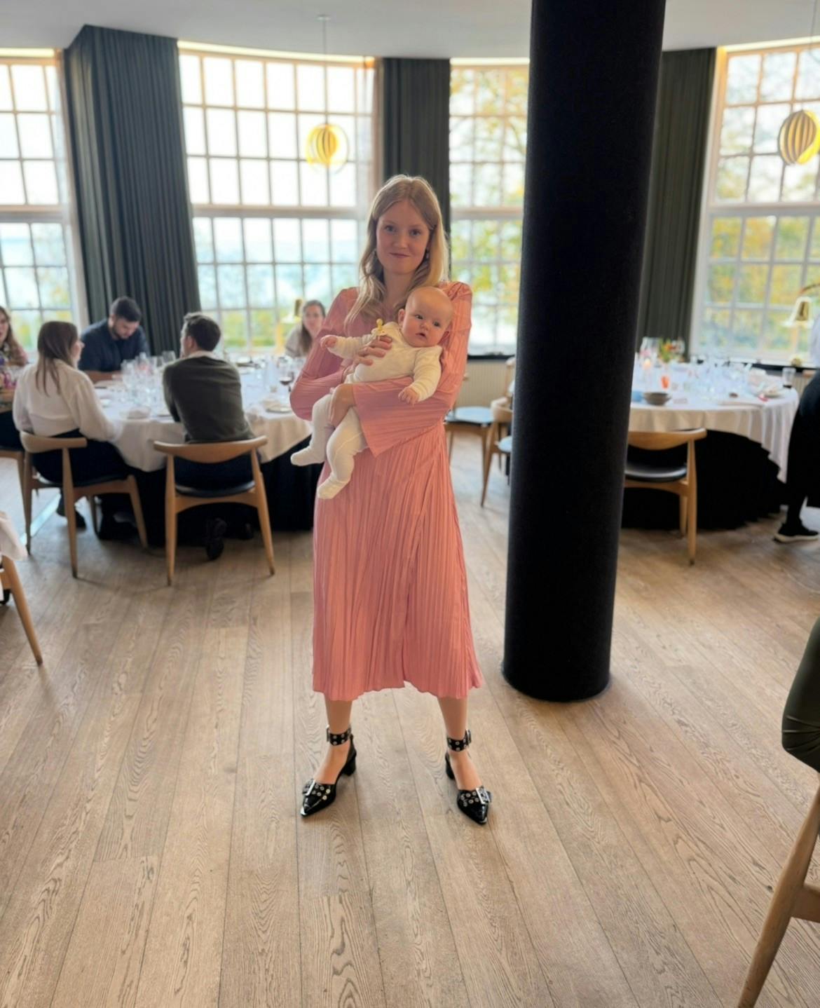 Nana Strand Vad på Varna Palæet med dåbsbarnet Aya. 