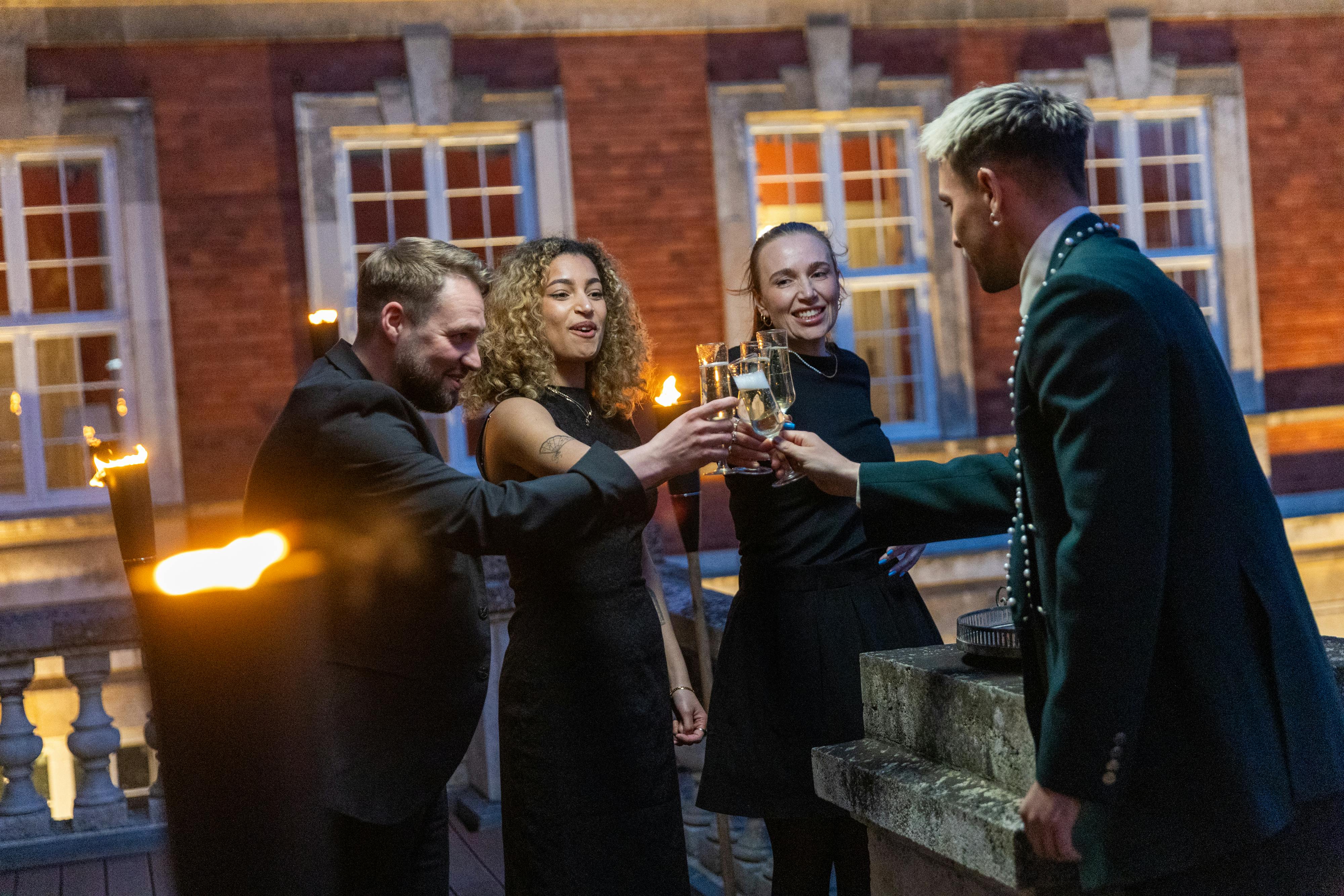 Skål! Vinderne fejrer med spilmesteren.