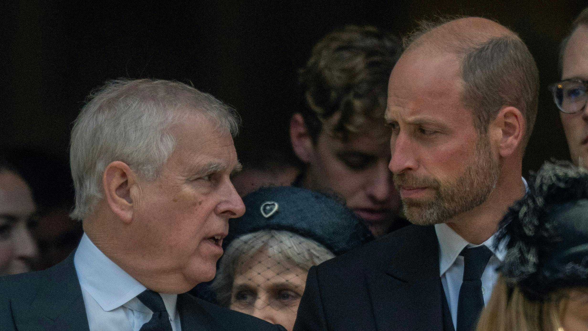 Andrew Mountbatten Windsor og prins William var begge med til hertuginden af Kents begravelse.