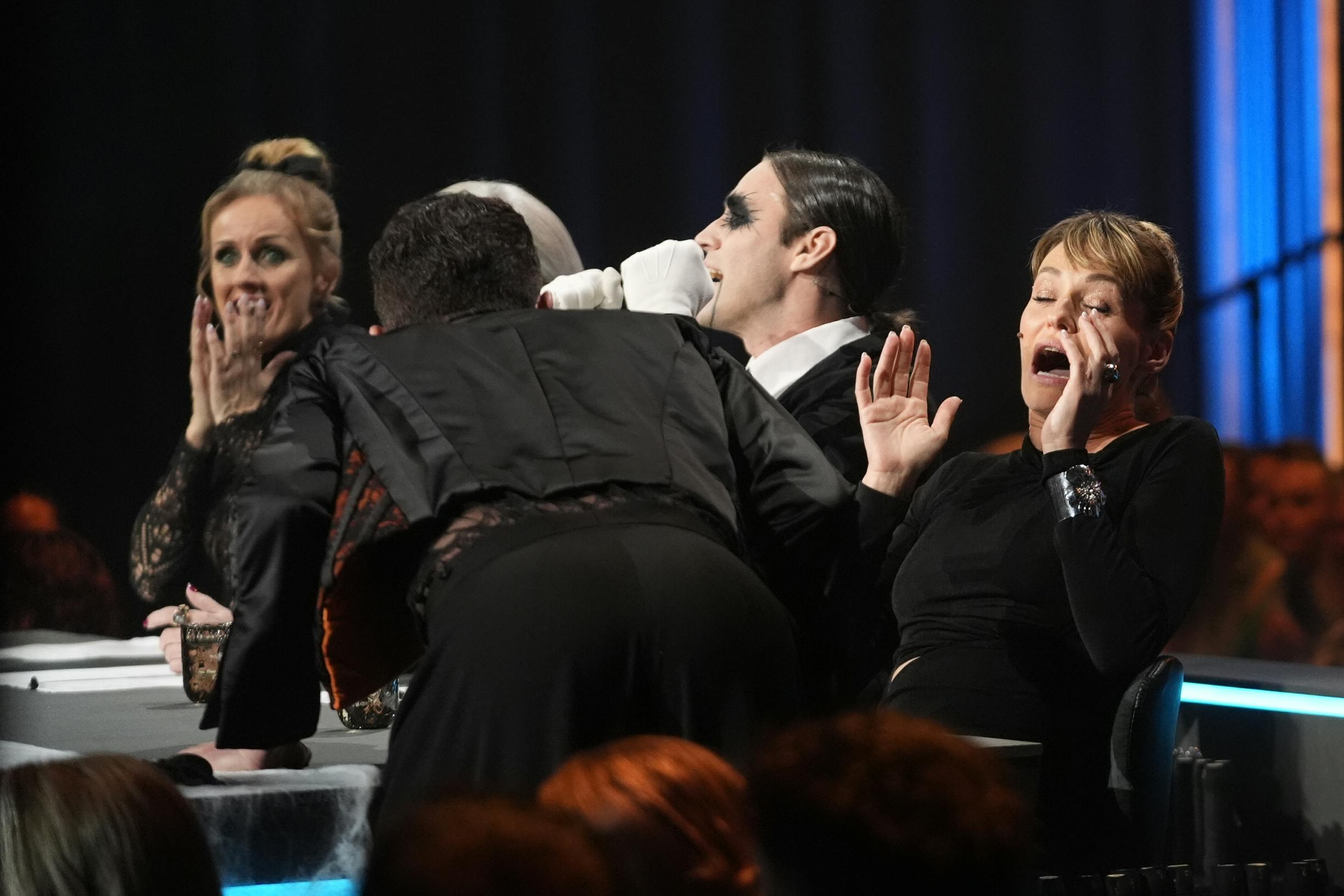 Sarah Grünewald blev skræmt fra vid og sans, da Gustav Salinas sprang frem. 