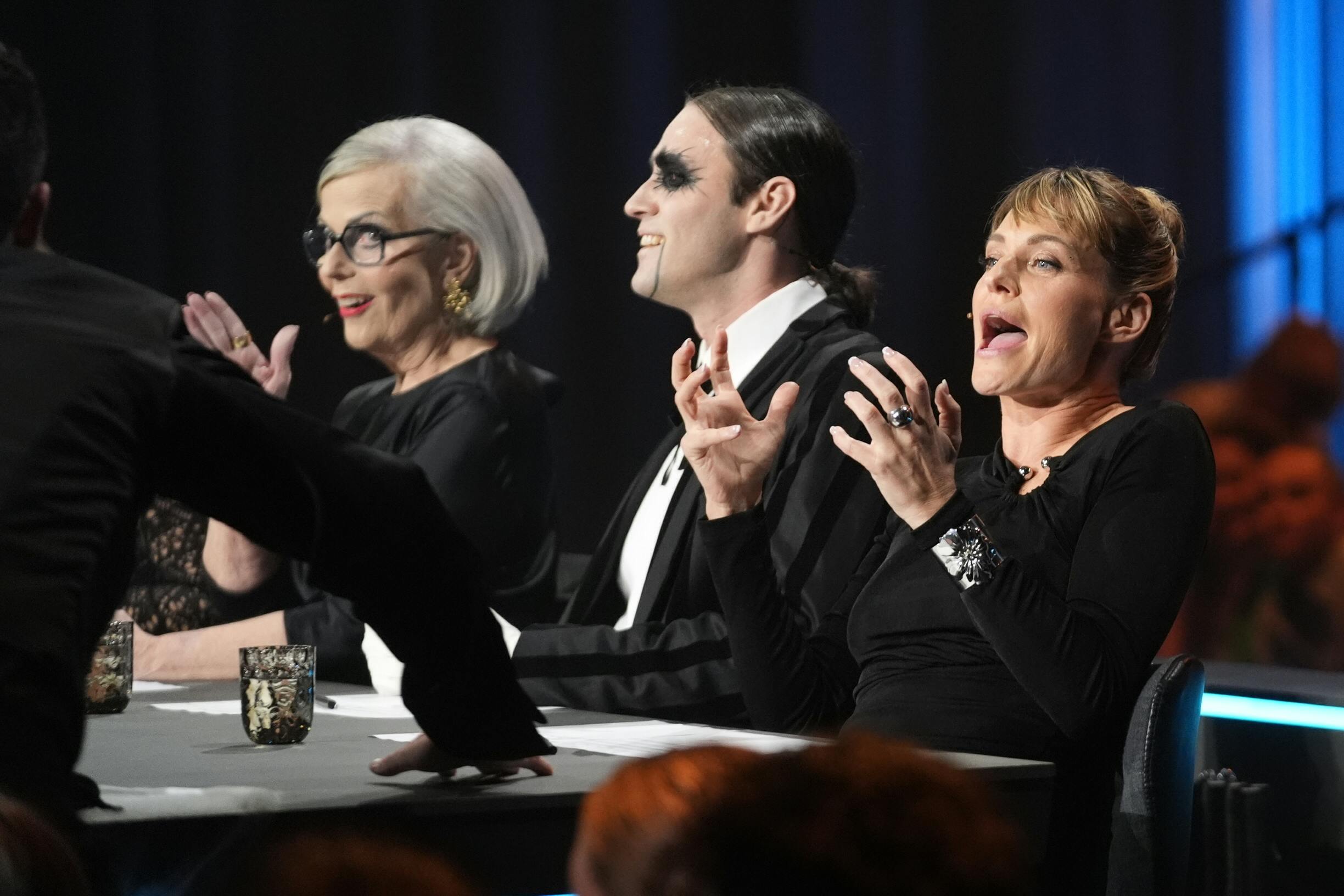 Sarah Grünewald fik et kæmpe chok, da Gustav Salinas sprang op fra siden af dommerbordet. 