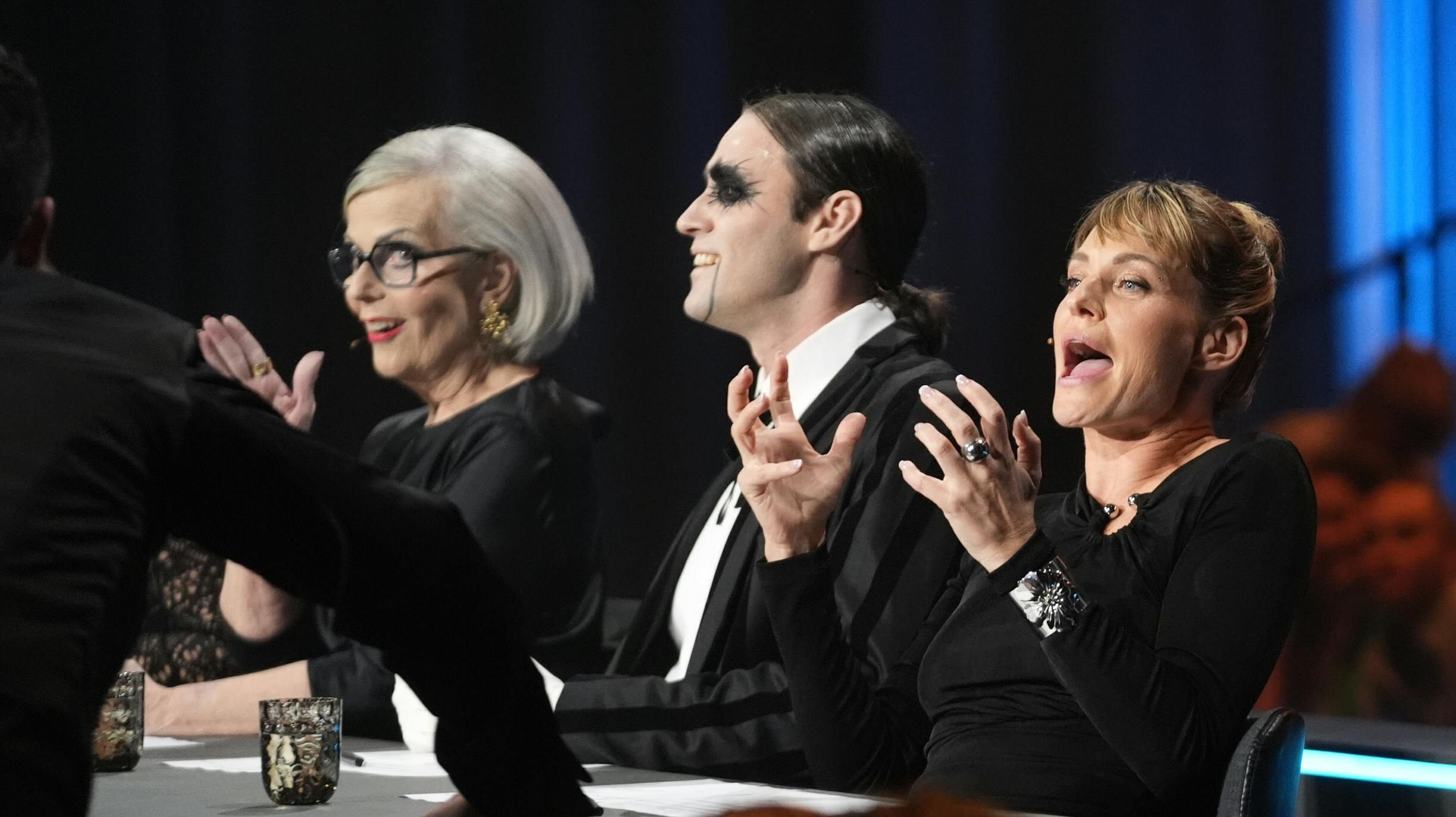 Sarah Grünewald fik et kæmpe chok, da Gustav Salinas sprang op fra siden af dommerbordet.