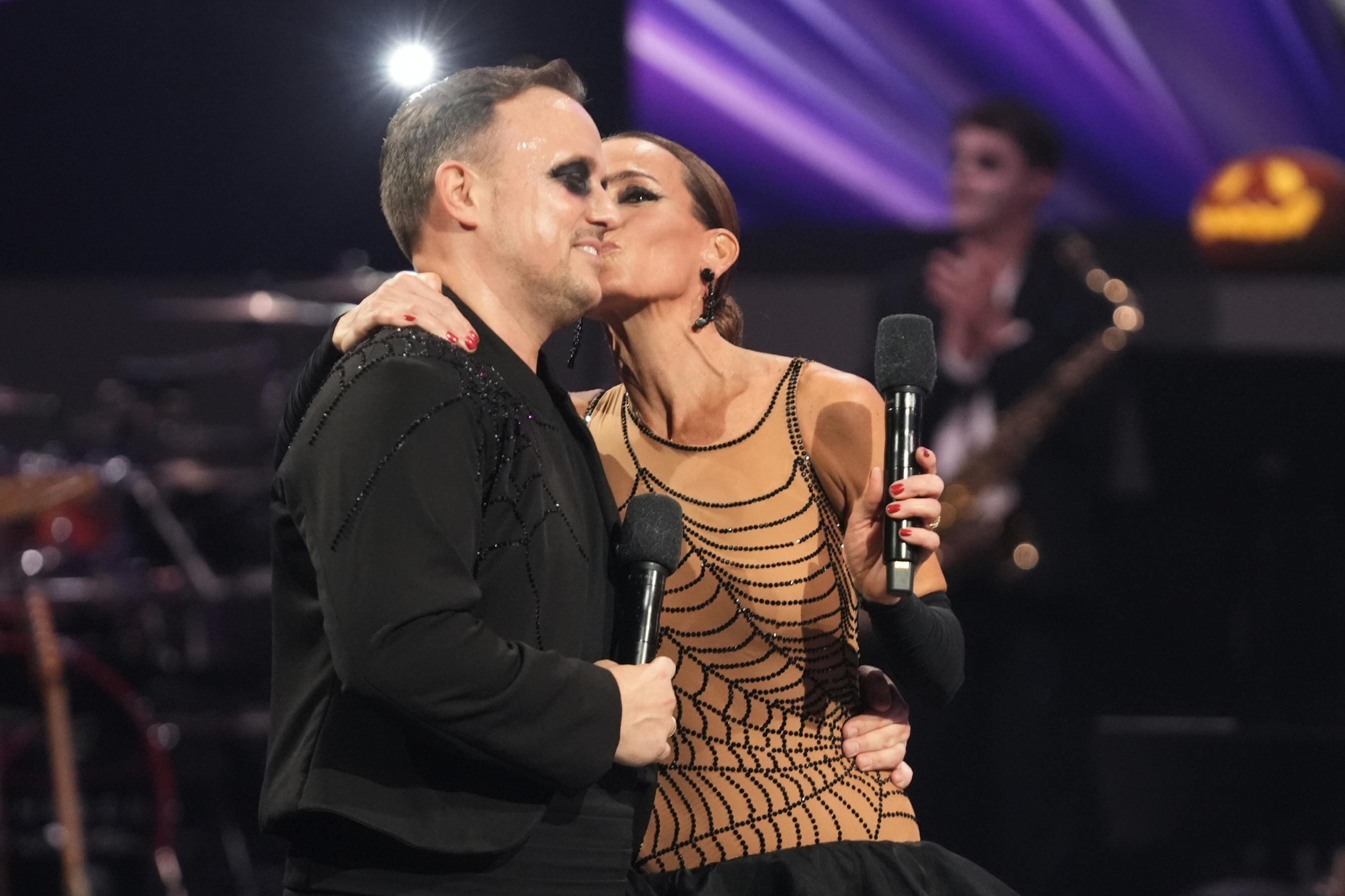 Thomas fik et kys på kinden af Camilla Ottesen, da de fik kommentarer fra dommerne - og her kunne man tydeligt se, at han var rørt.