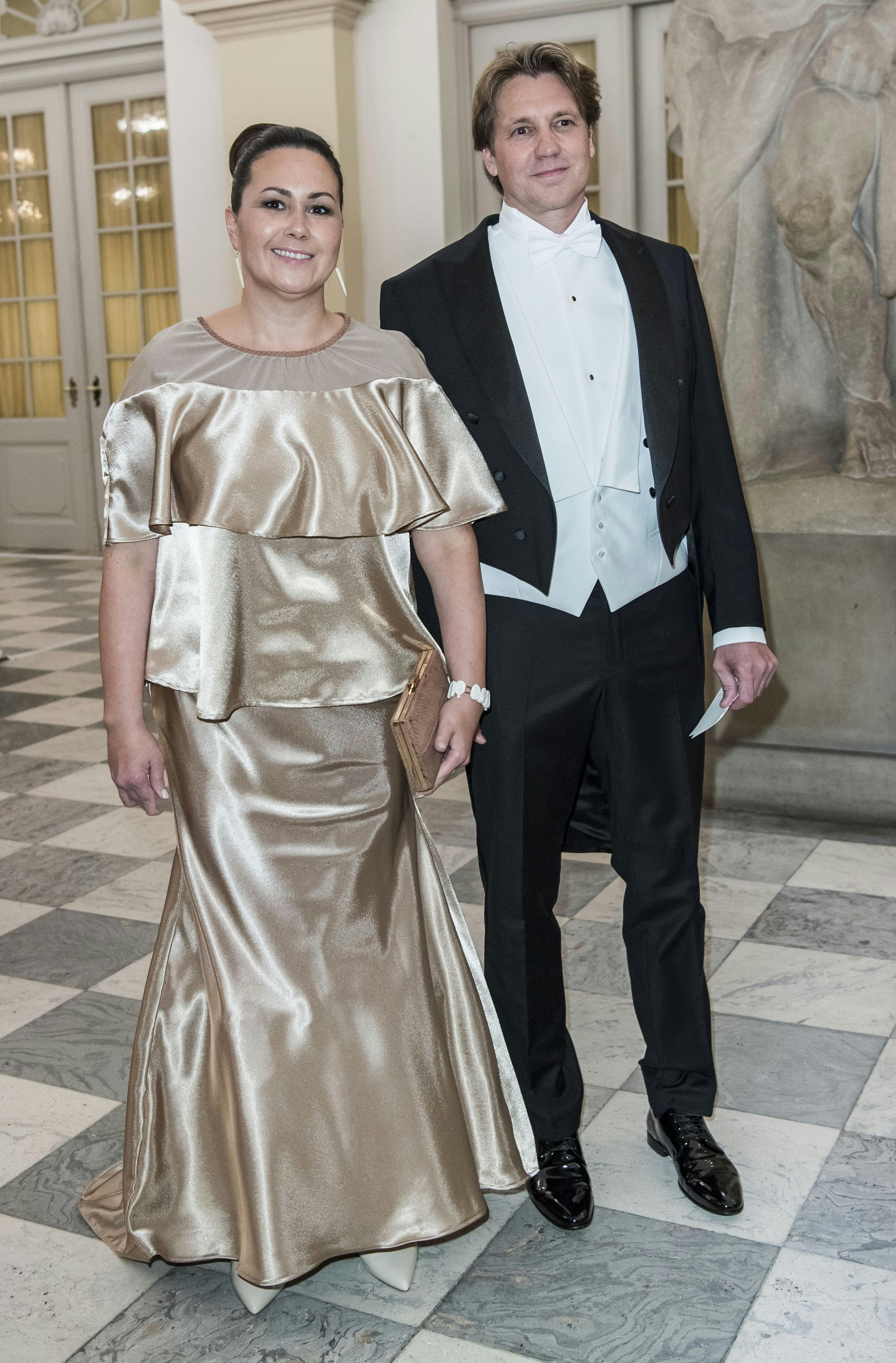 Grønlandsk folketingsmedlem Aaja Chemnitz Larsen i smuk galla fra Nuuk Couture og clutch i fiskeskind med gemalen Michael Dreifer.