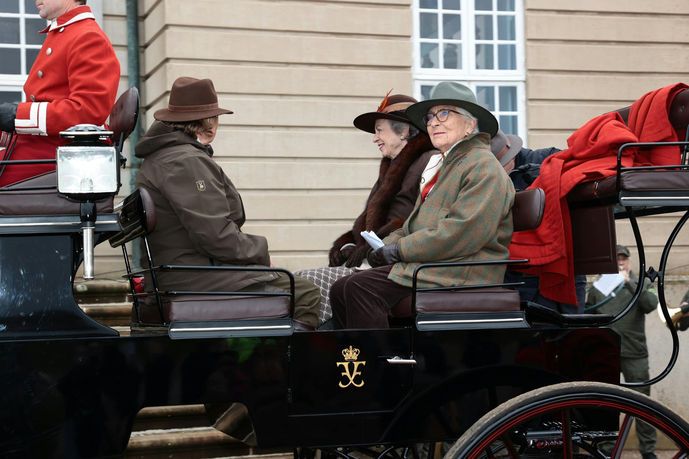 Prinsessen Benedikte ankommer til Eremitageslottet sammen med Jane Hvidt. 