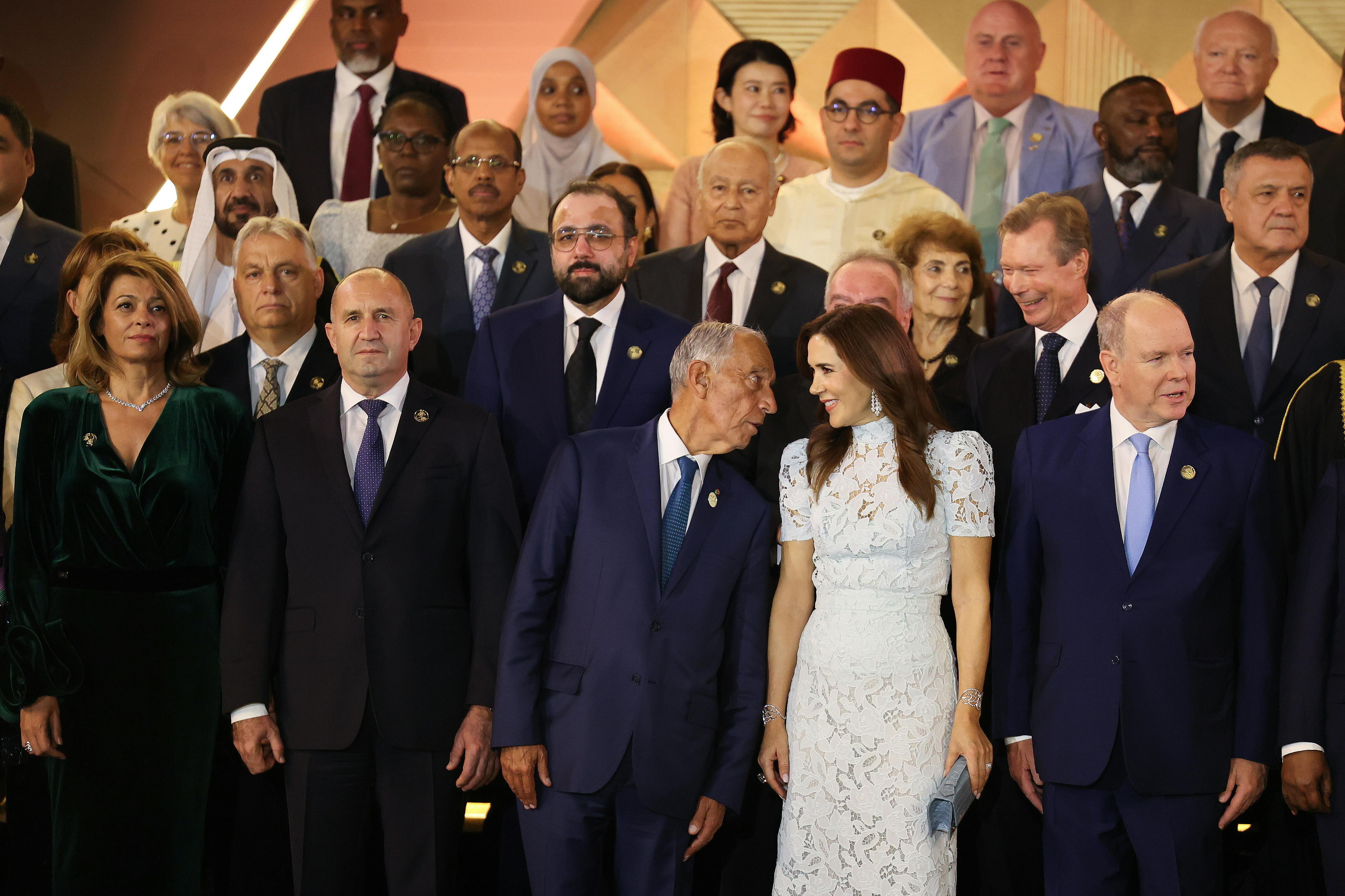 Dronning Mary står ved siden af Monacos prins Albert. Bagved står Luxembourgs storhertug Henri.