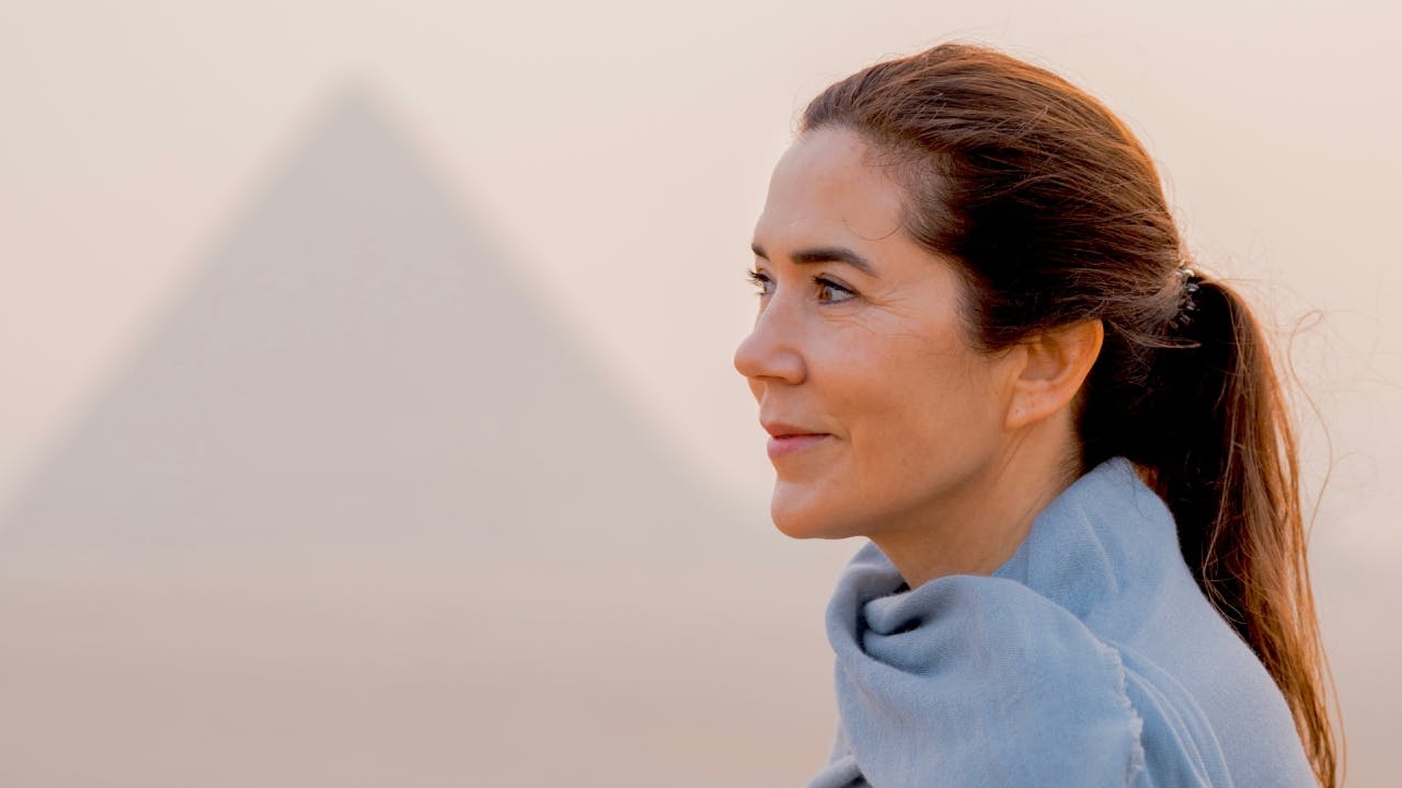 Dronning Mary besøger pyramiderne