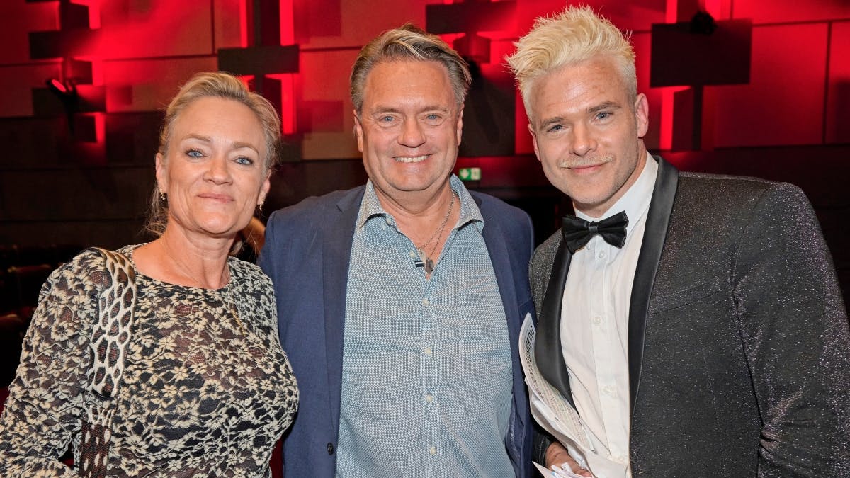 Så gode venner er Johnny Hansen og hustruen Gitte med Silas Holst