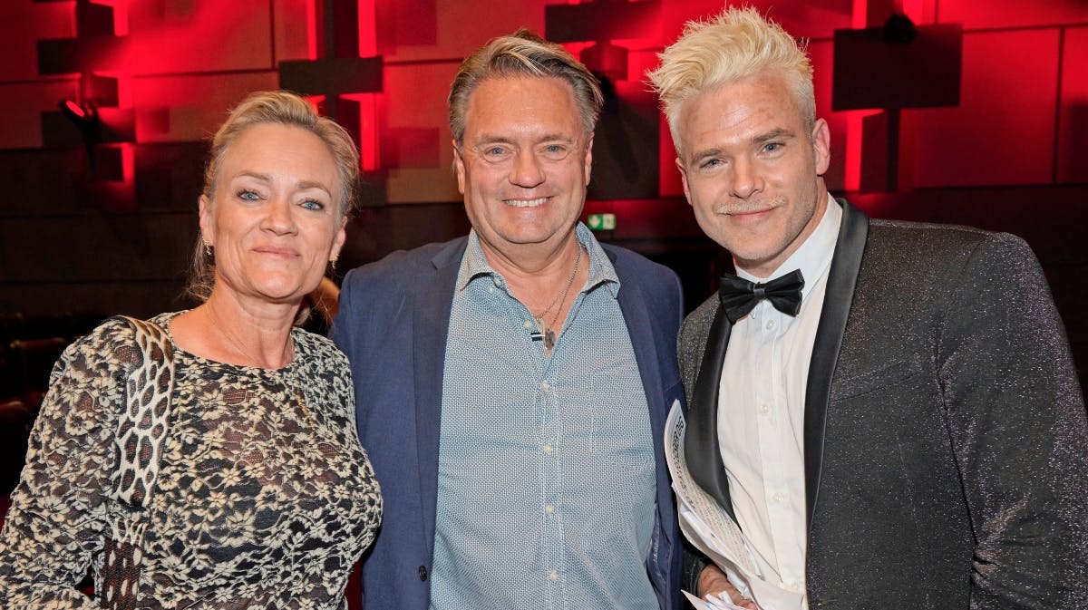 Så gode venner er Johnny Hansen og hustruen Gitte med Silas Holst