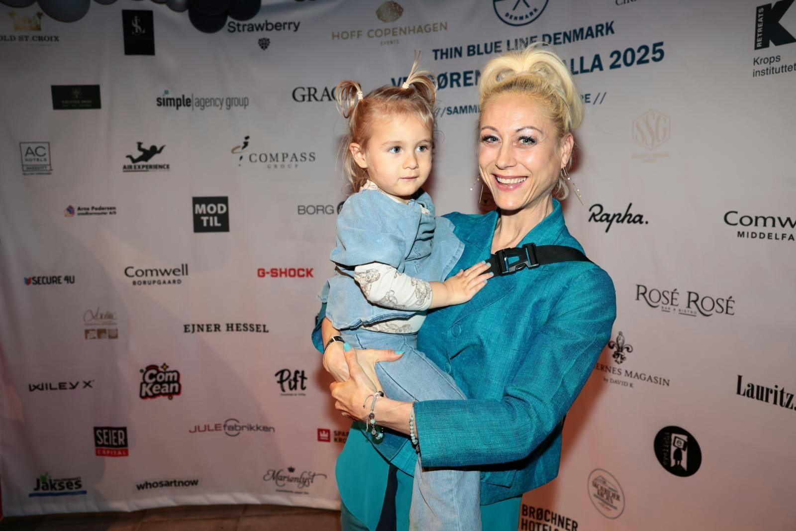 Gigi Fredie Pedersen med datteren Pixi Li.