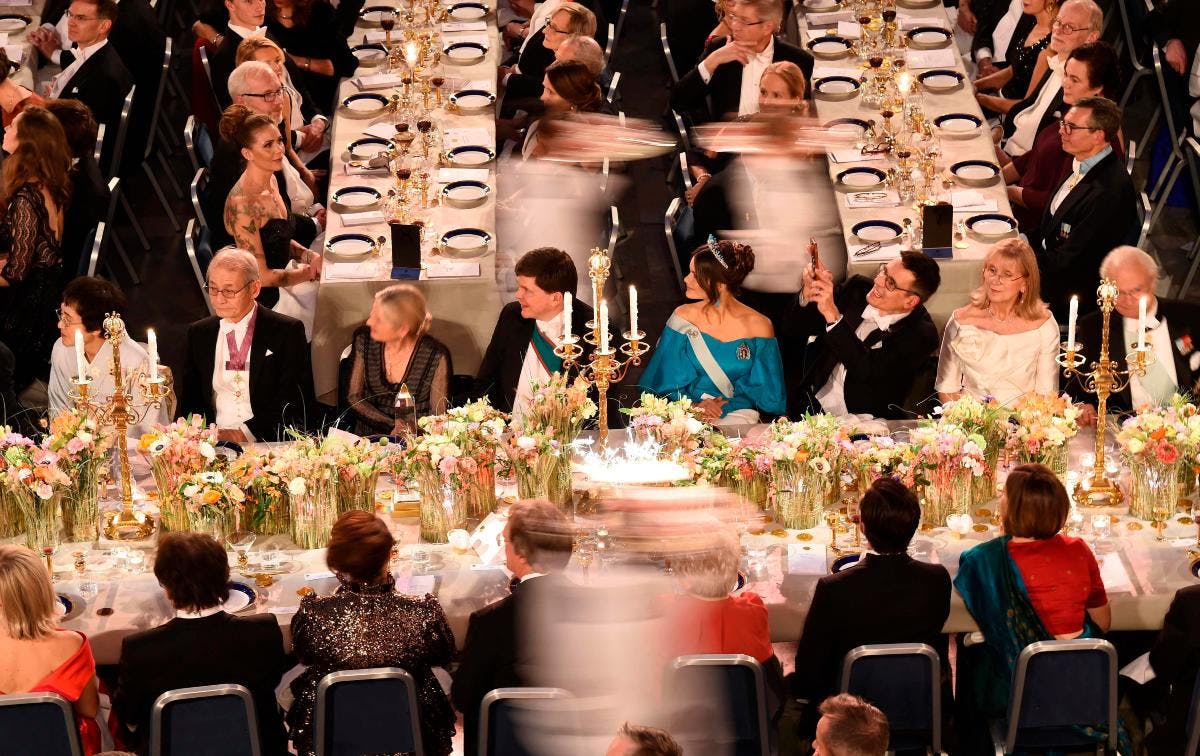 Et udsnit af gæsterne og de flot pyntede borde ved Nobelbanketten på Stockholms Rådhus 10. december 2019. 