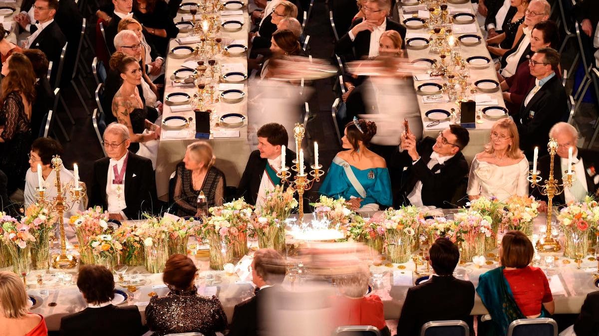Et udsnit af gæsterne og de flot pyntede borde ved Nobelbanketten på Stockholms Rådhus 10. december 2019.
