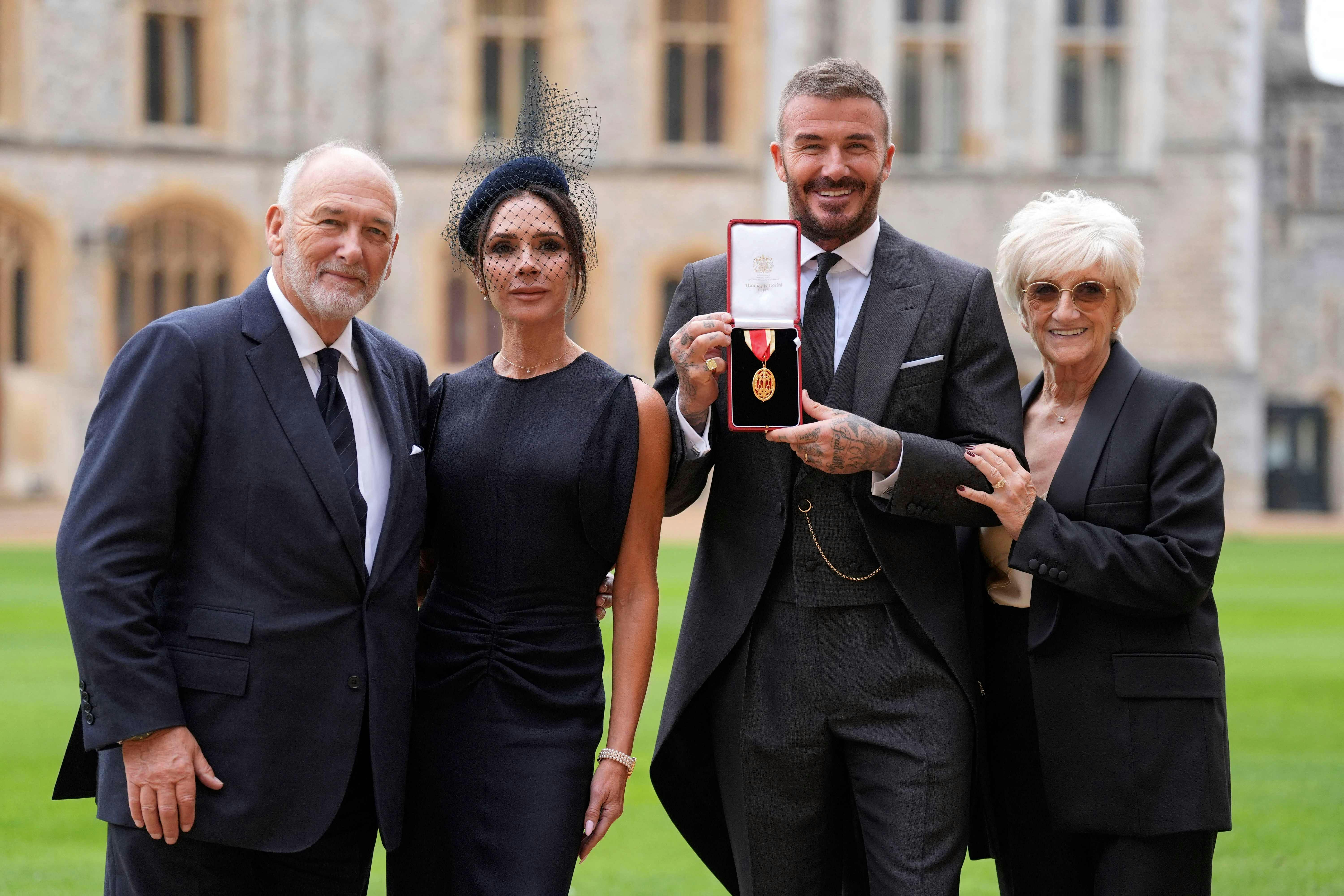 David Beckham havde taget sin hustru, Victoria, med. Han havde desuden sin forældre, Ted og Sandra ved sin side. 