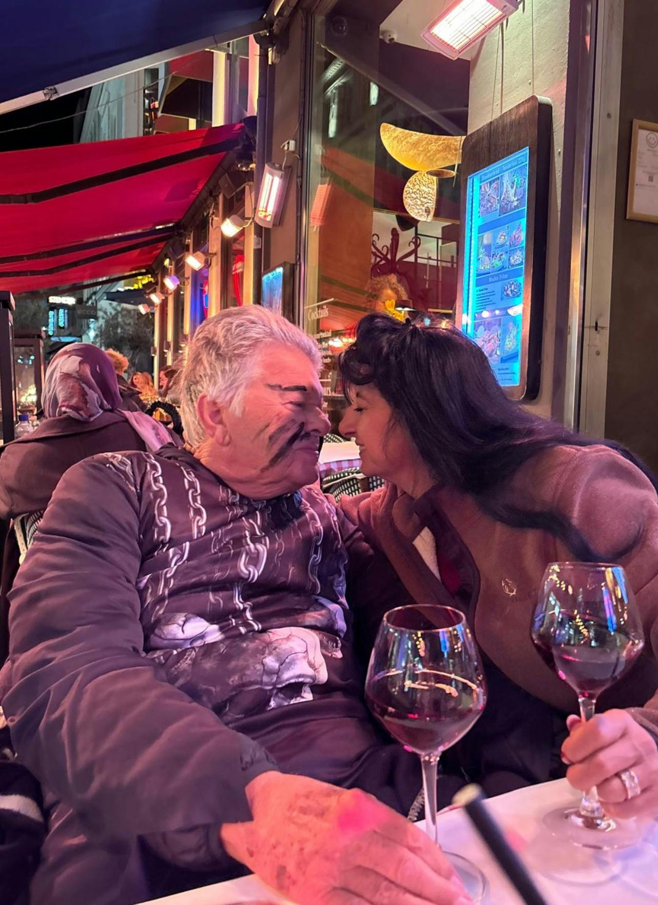 Kærligheden lyste ud af Christian Kjær og hustruen Susan Astani til Halloween.