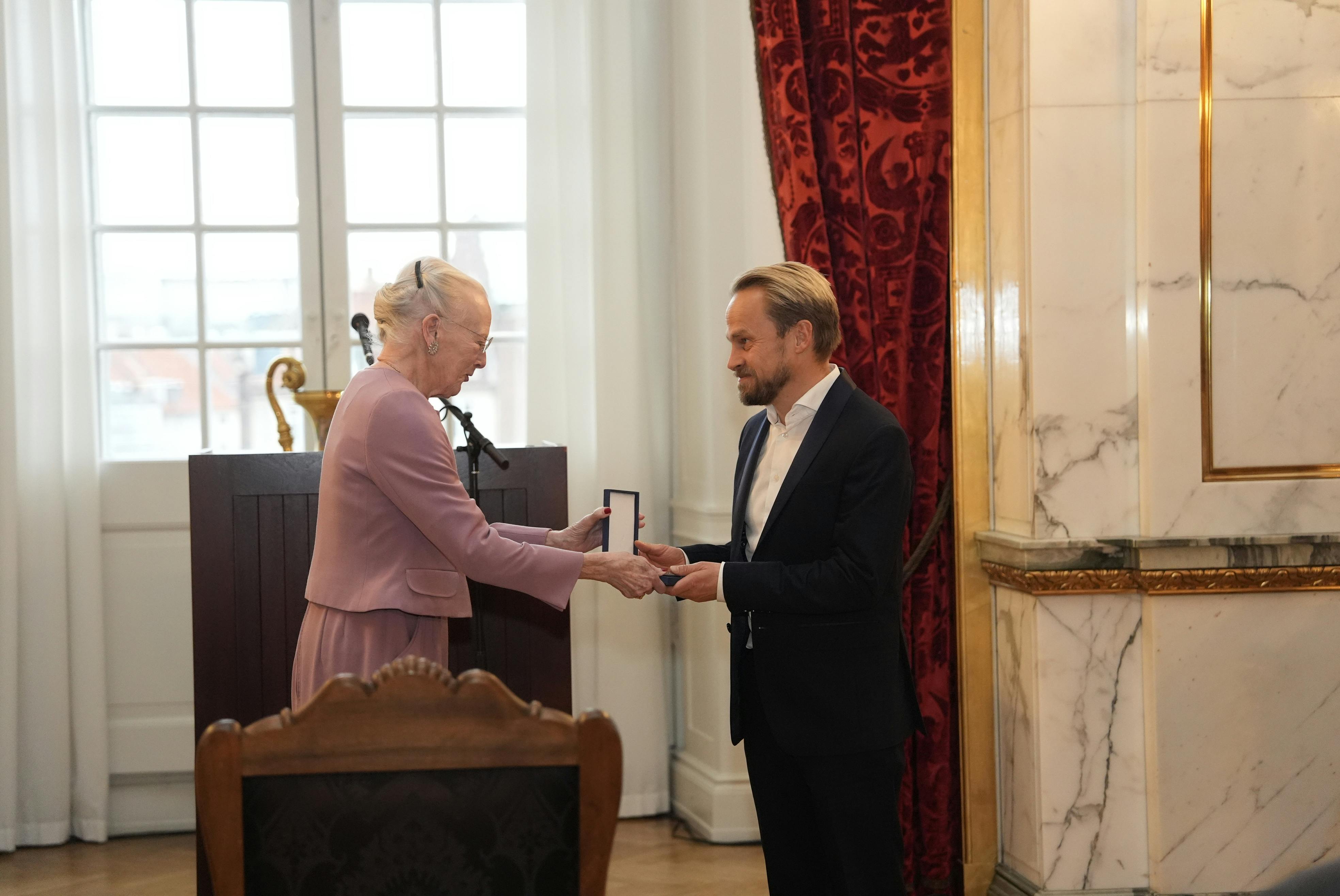 Dronning Margrethe overrækker Esben Gadsbøll Ebbe Munck Prisen.