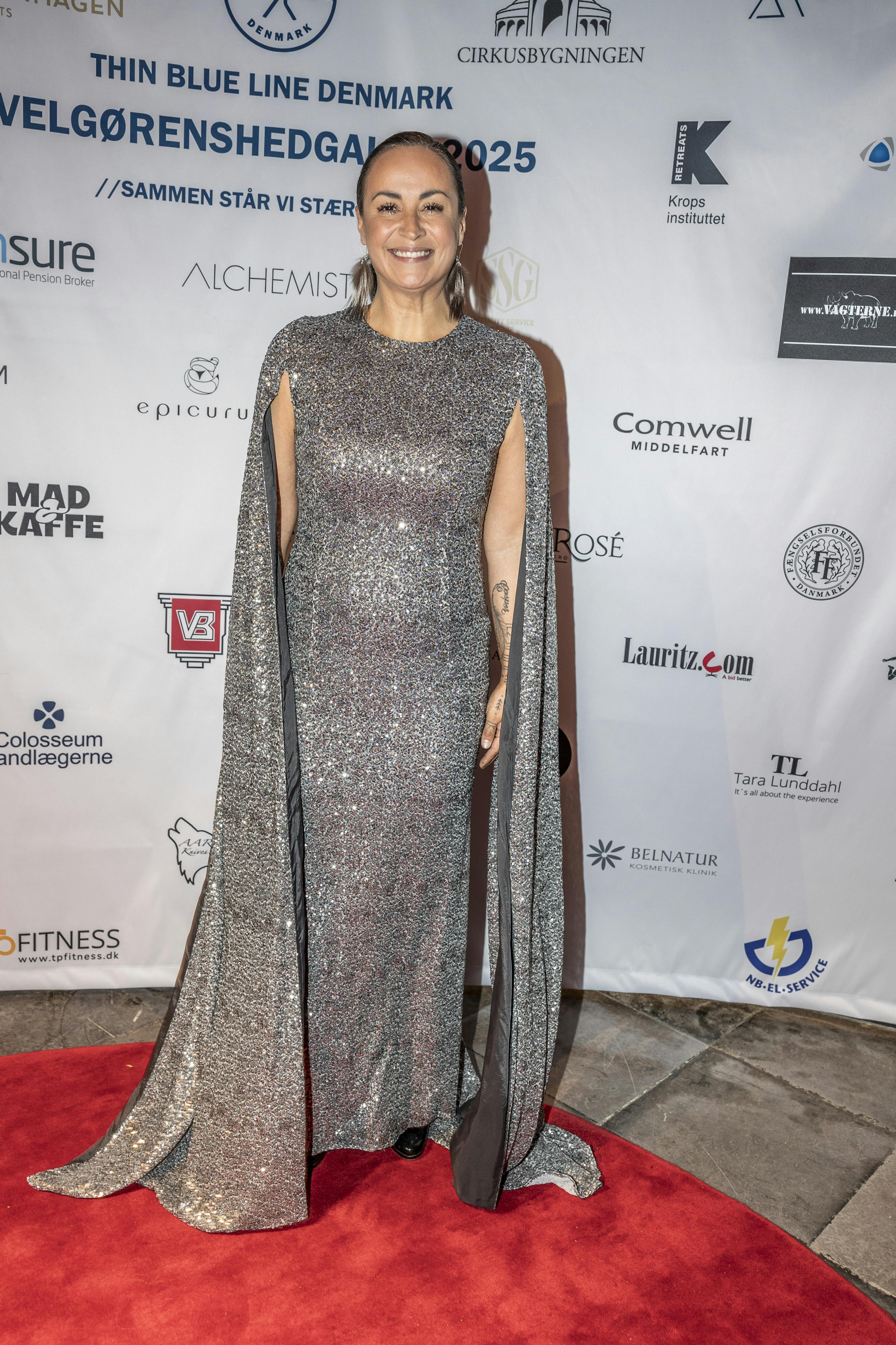 Julie Berthelsen strålede på den røde løber i sin glitrende kjole.