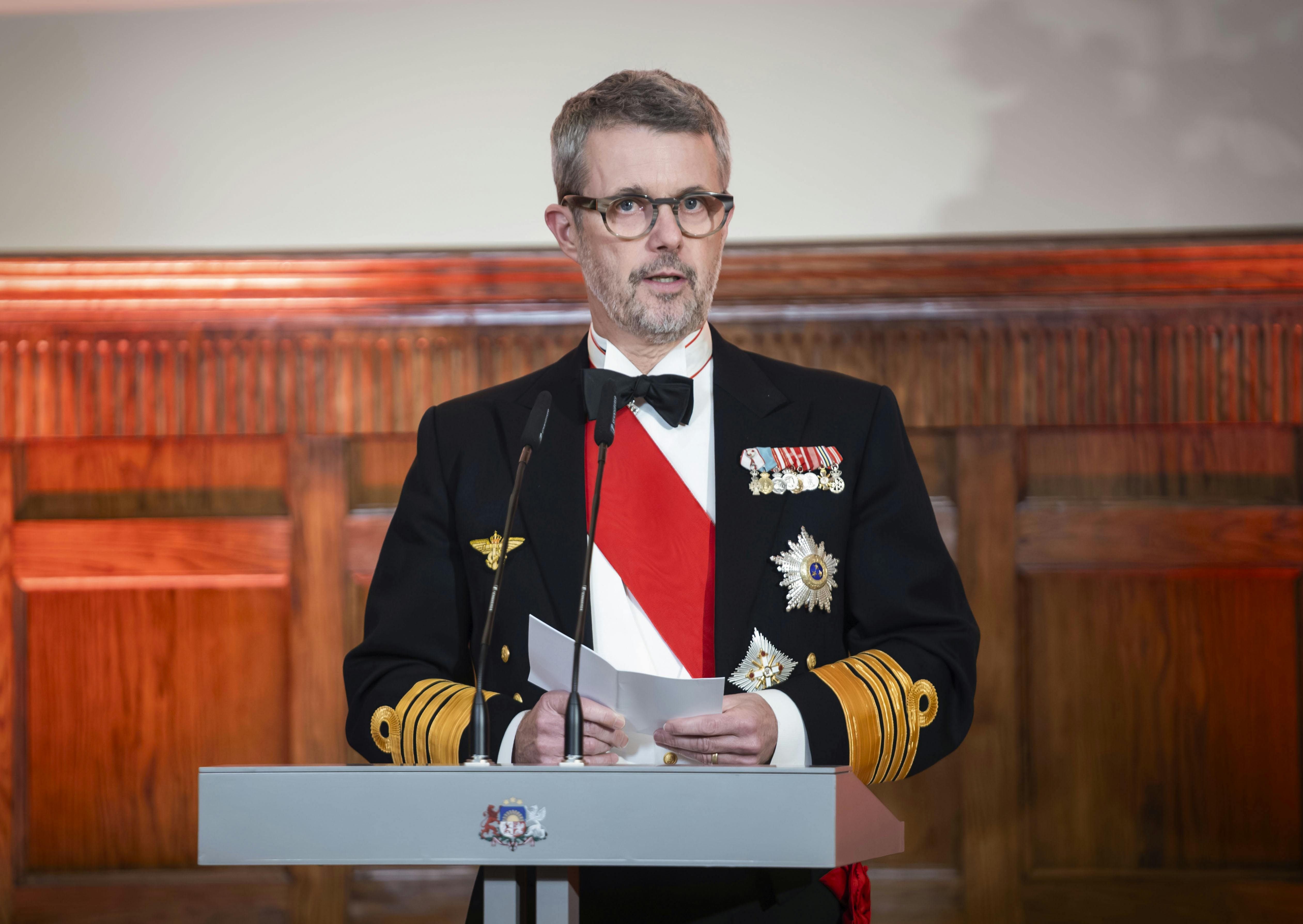 Kongehuset har delt en række nye billeder af kong Frederik, som er i en anden stil end normalt. 