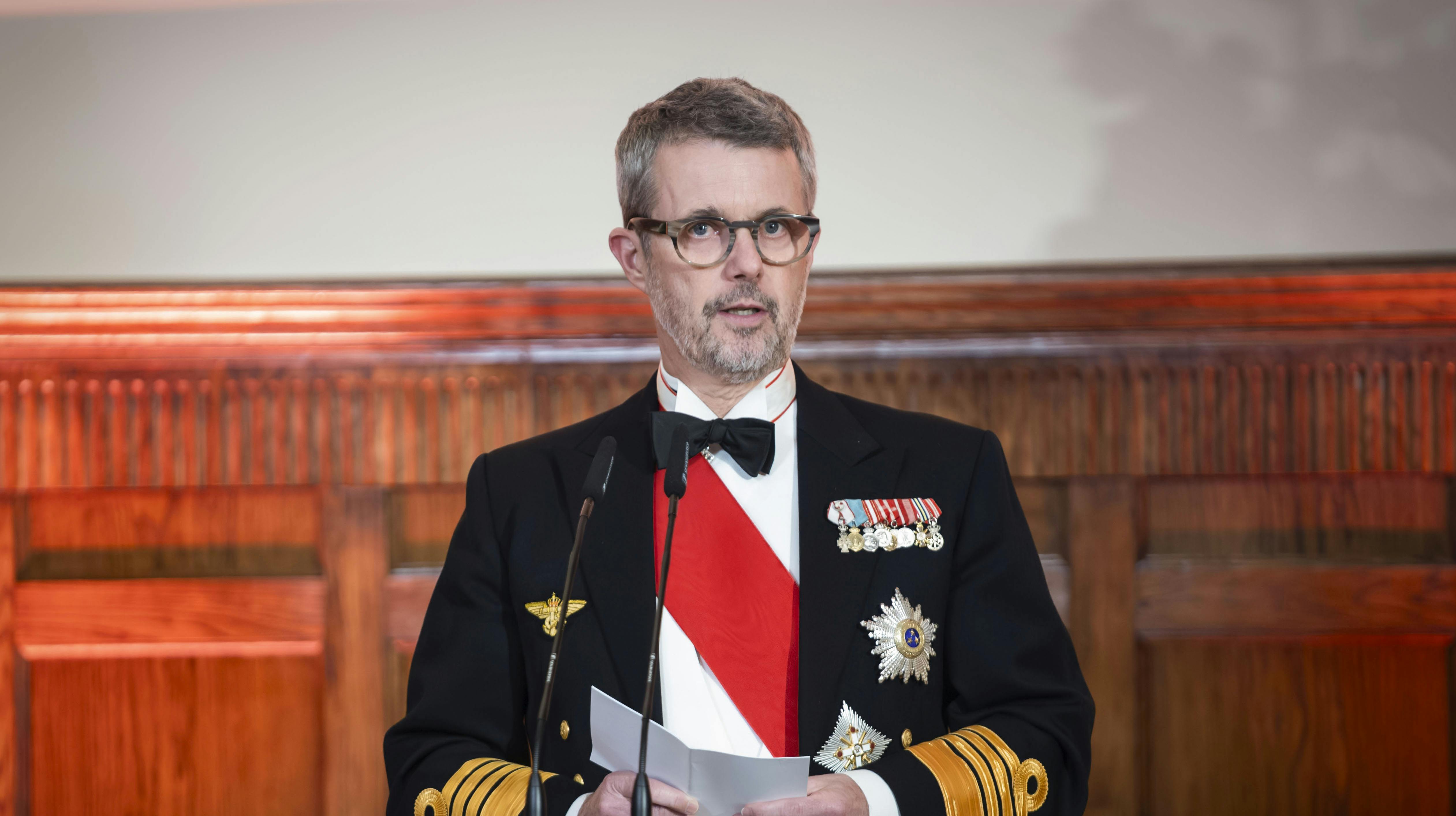 Kongehuset har delt en række nye billeder af kong Frederik, som er i en anden stil end normalt.