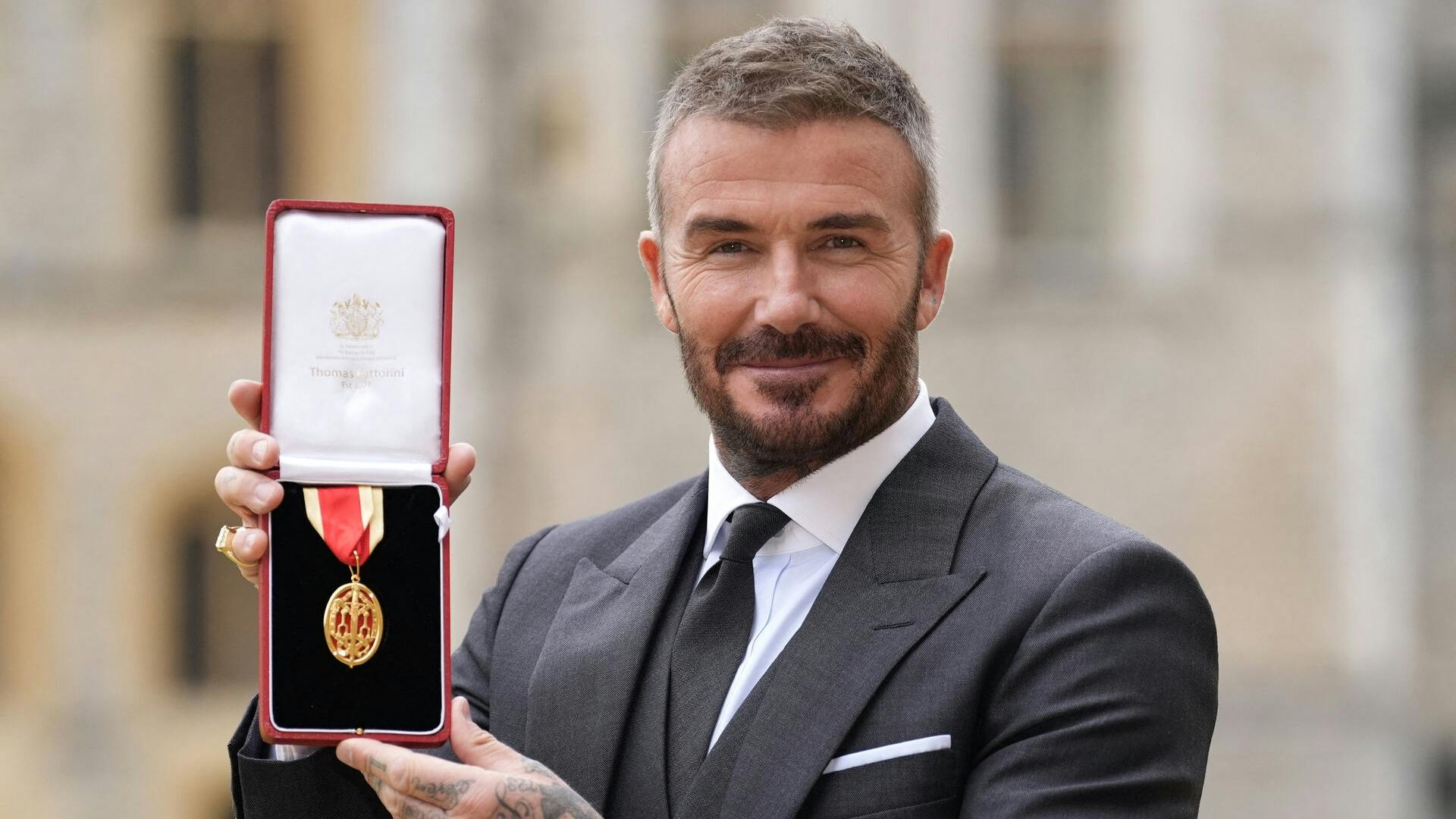 David Beckham kan nu kalde sig for Sir David Beckham efter han blev slået til ridder.