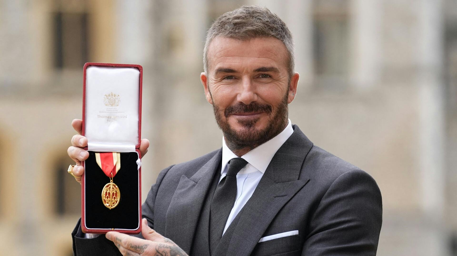 David Beckham kan nu kalde sig for Sir David Beckham efter han blev slået til ridder.