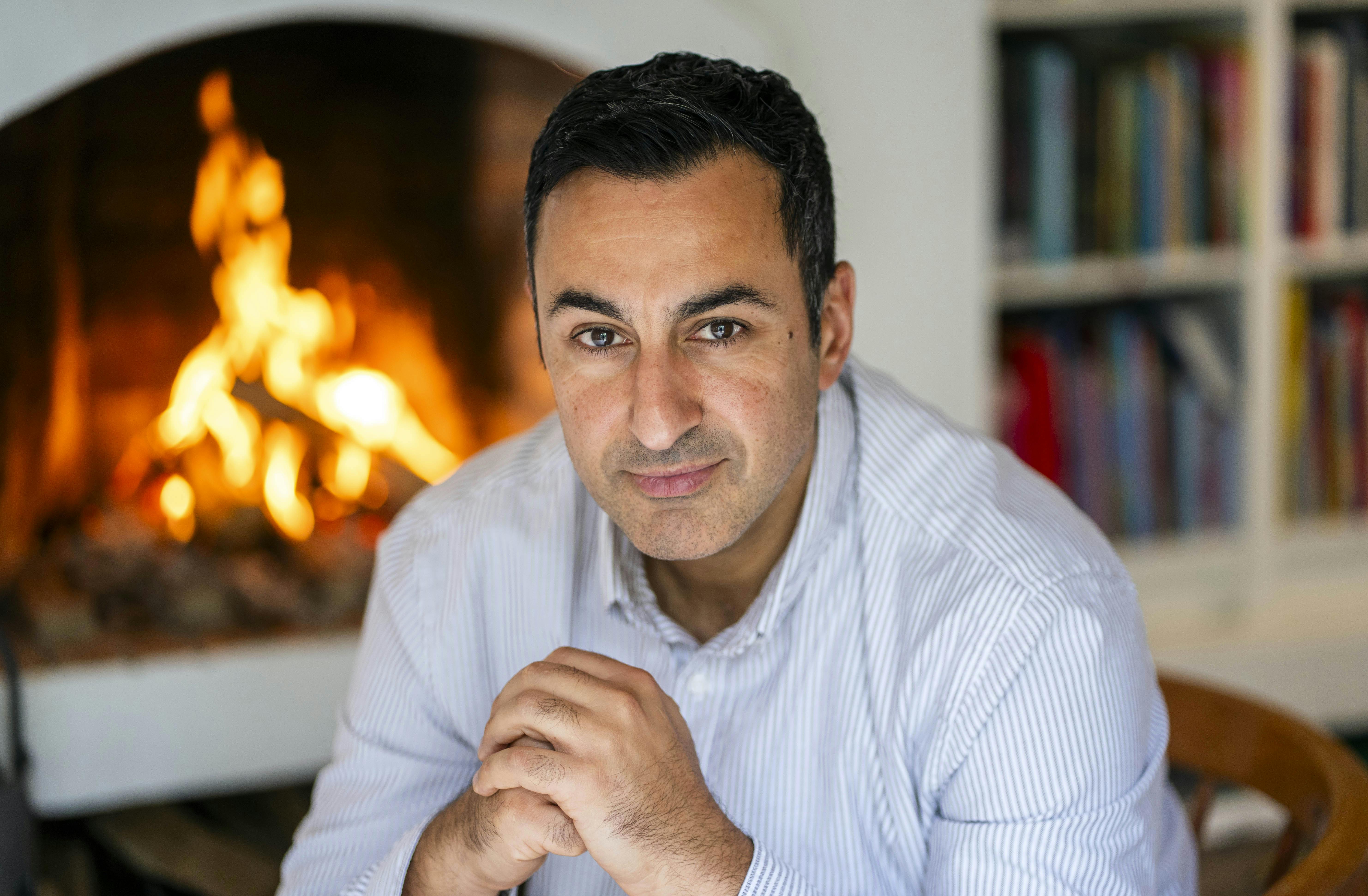 DR-vært Erkan Özden udkom den 22. oktober med bogen ”Små mænd med store hænder - barn af en gæstearbejder.” 