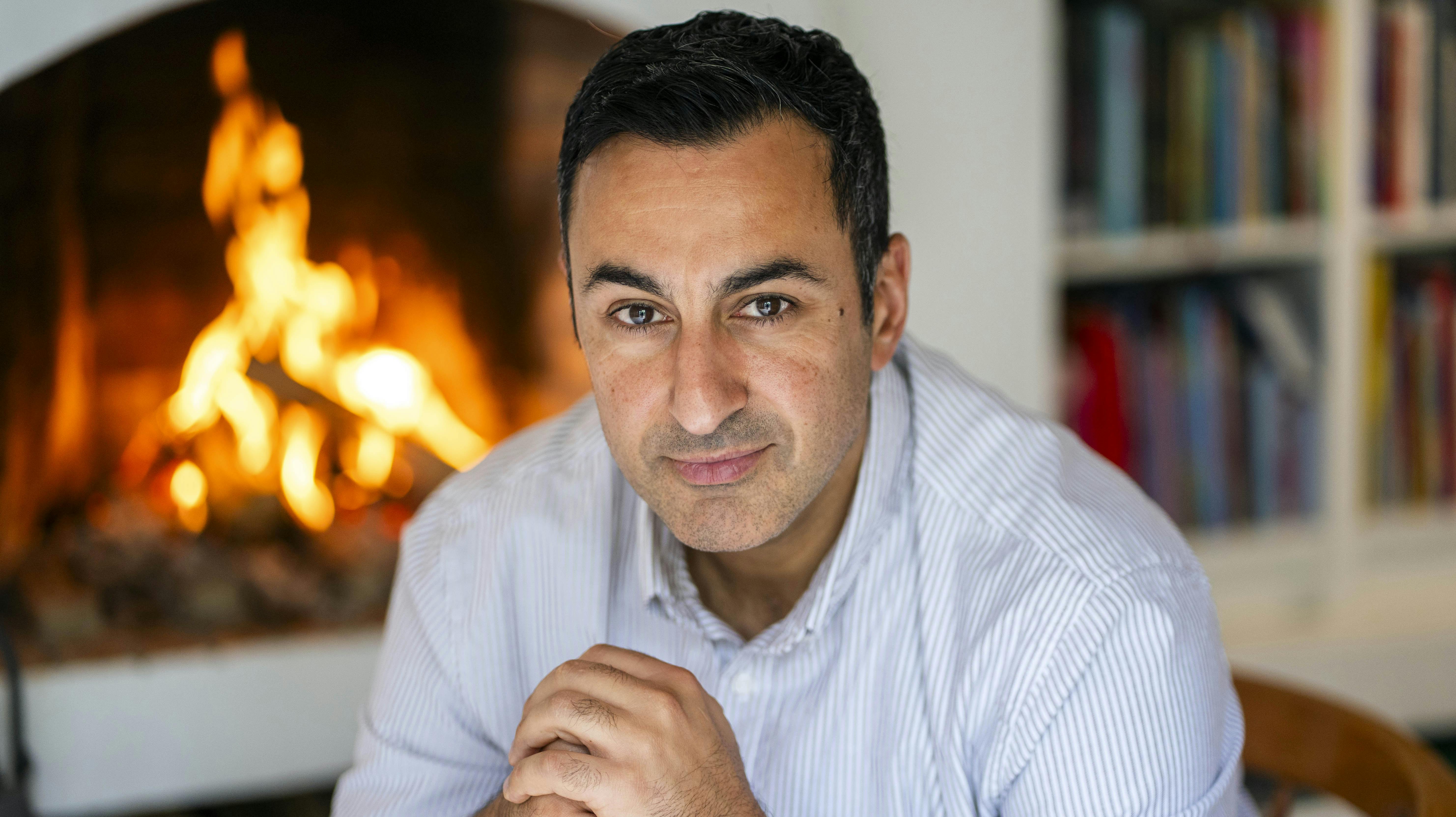 DR-vært Erkan Özden udkom den 22. oktober med bogen ”Små mænd med store hænder - barn af en gæstearbejder.”