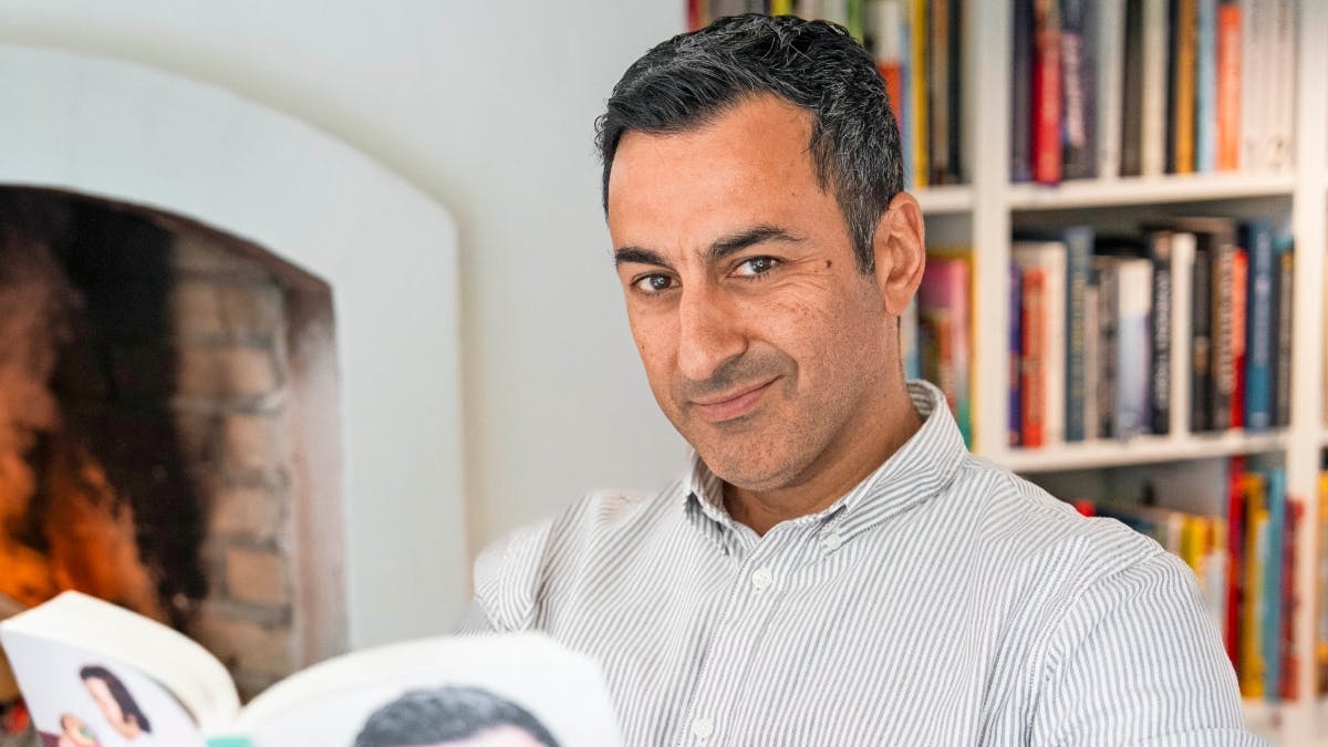 Erkan Özden er netop aktuel med bogen ”Små mænd med store hænder – Barn af en gæstearbejder”.