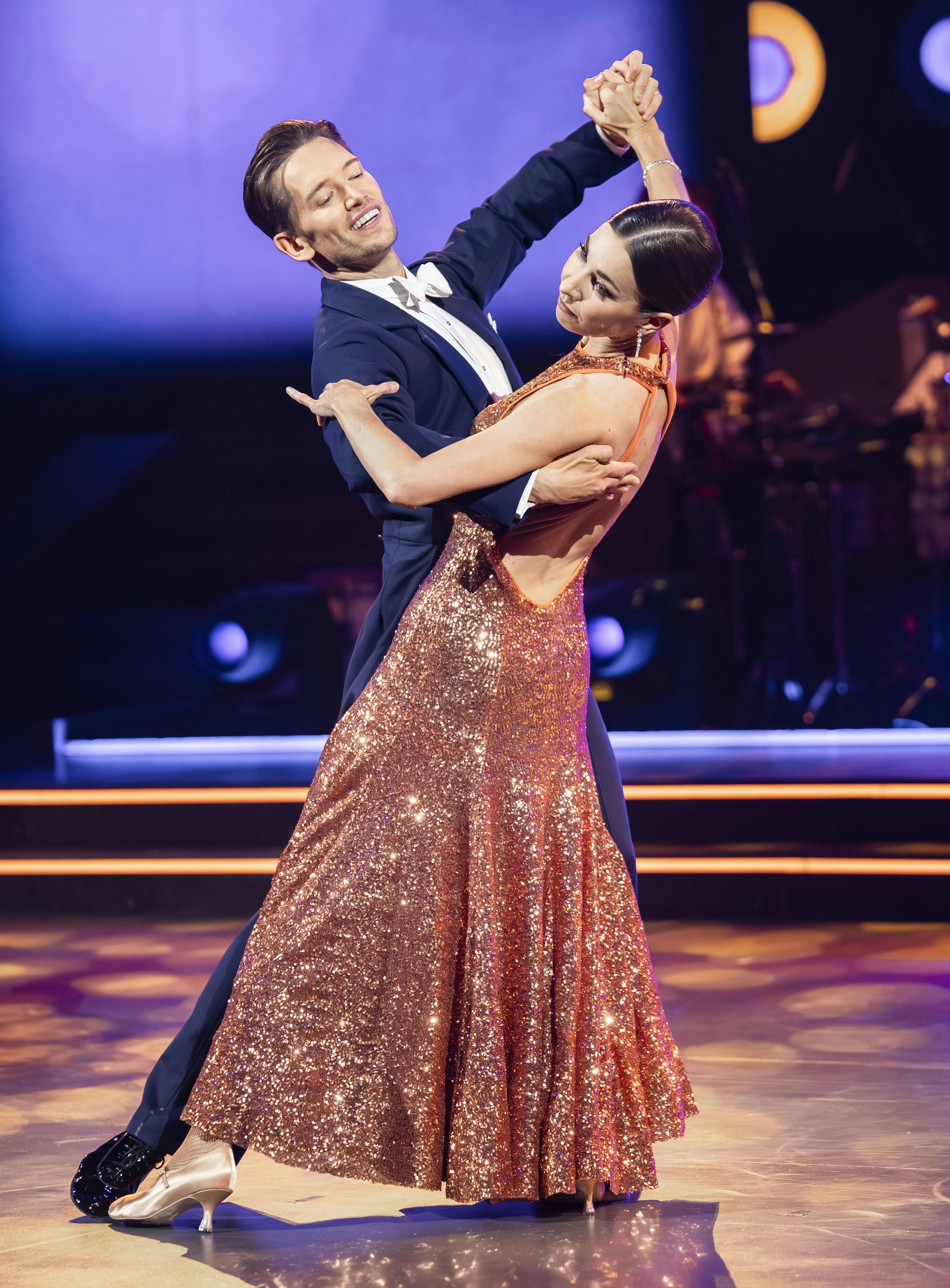 Det bliver Julie Rudbæks og Eugen Mius fordel, at de ikke skal danse en standdarddans fredag aften, mener Lone Vandborg. 