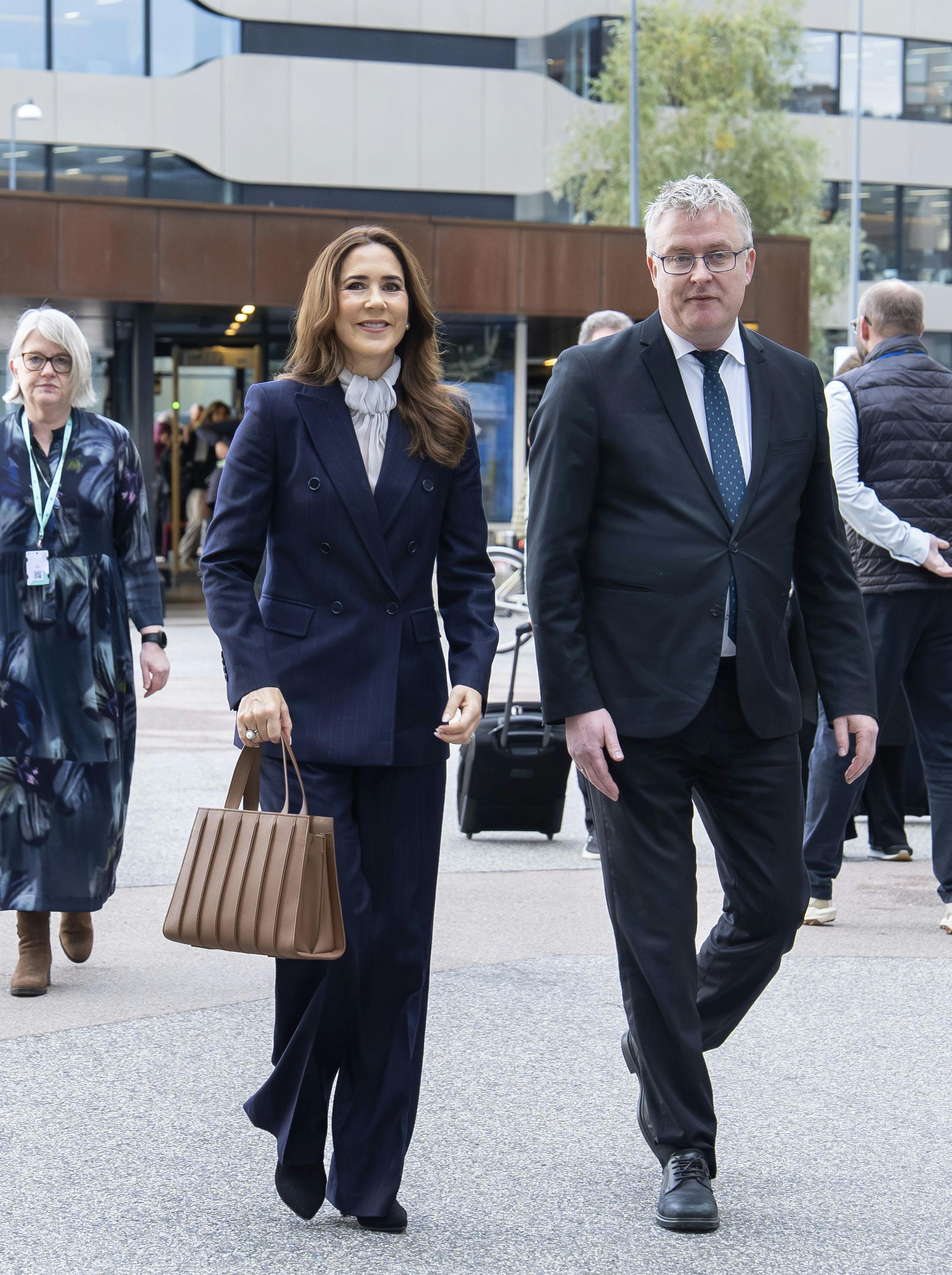 Dronning Mary bar den smukkeste dobbeltradede blazer.