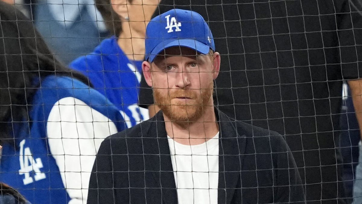 Prins Harry siger nu undskyld på grund af skidt kasketvalg