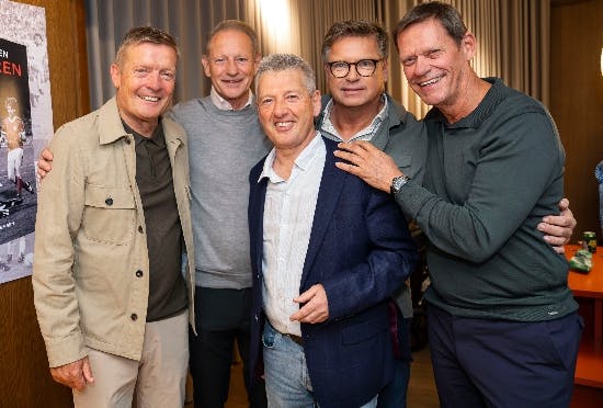 Jesper Olsen omgivet af Søren Lerby, Søren Busk, John Sivebæk og Frank Arnesen