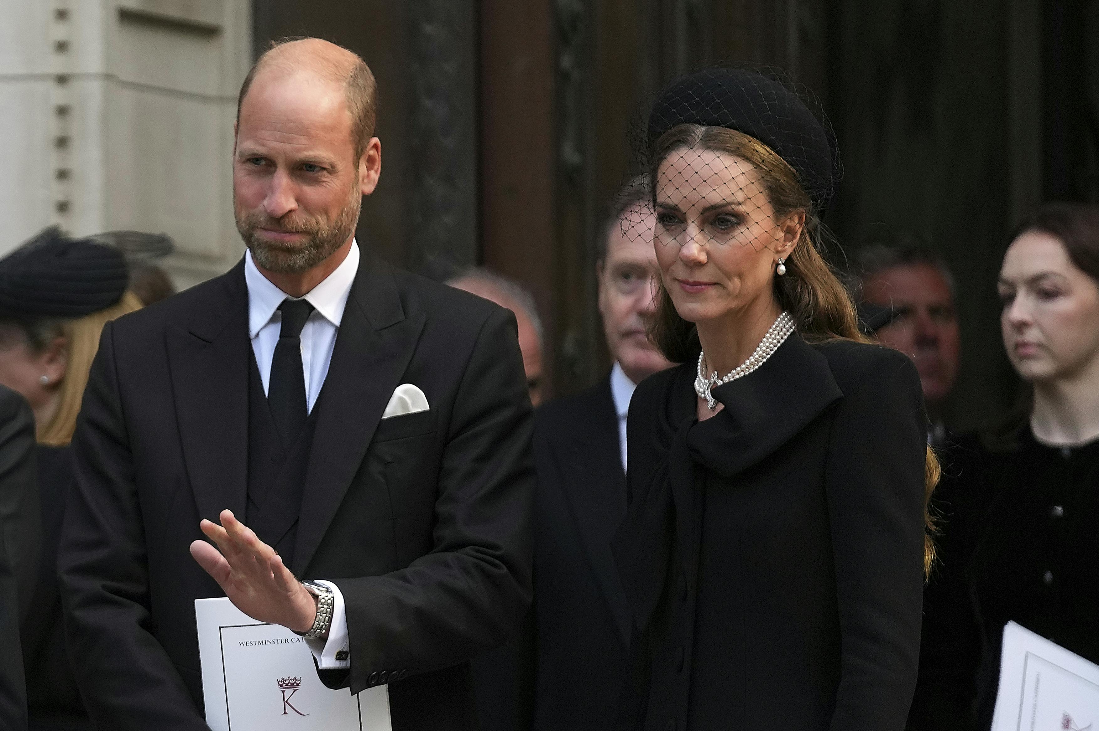 Prins William og prinsesse Kate reagerer på dødsfald.