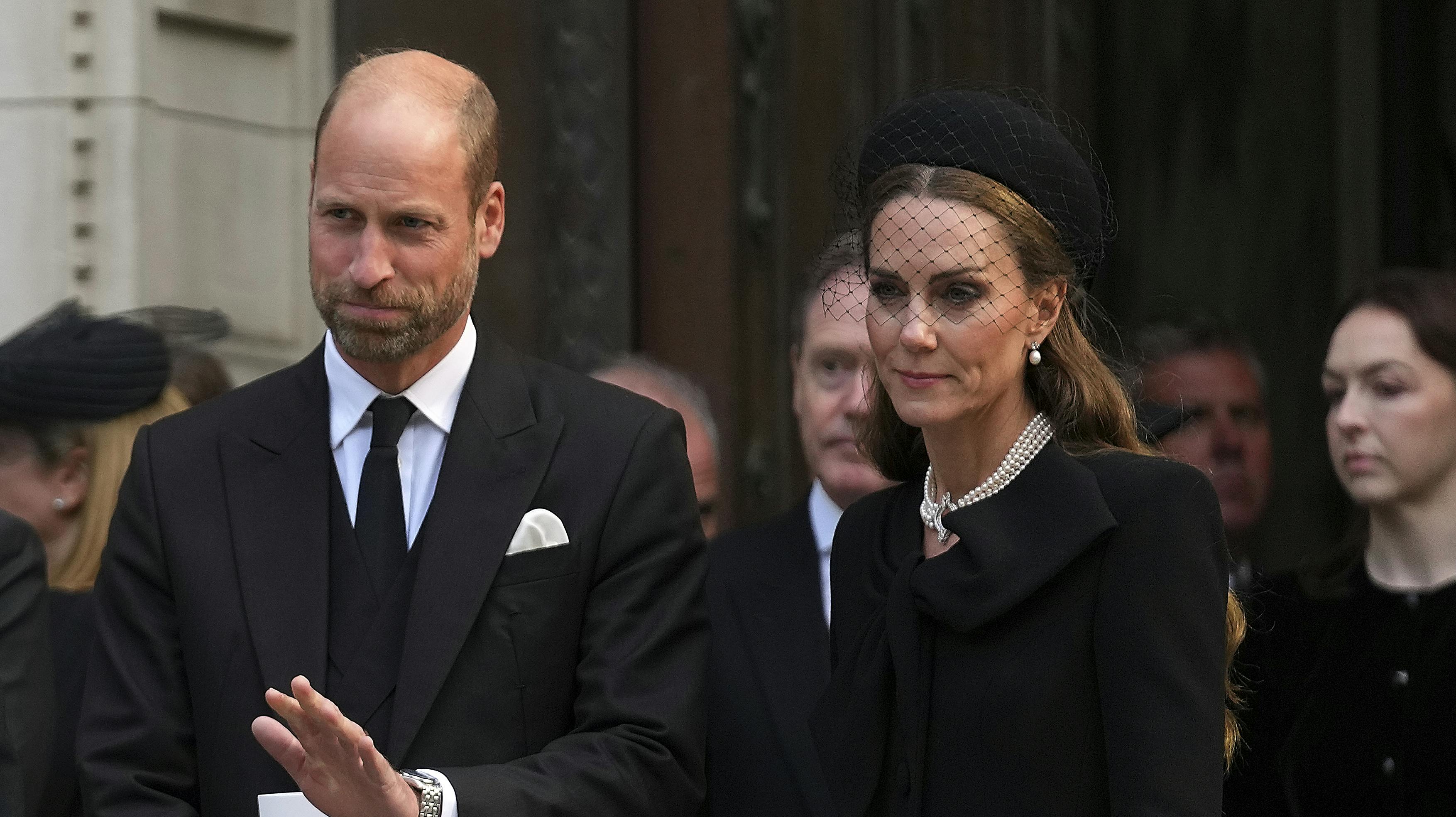 Prins William og prinsesse Kate reagerer på dødsfald.