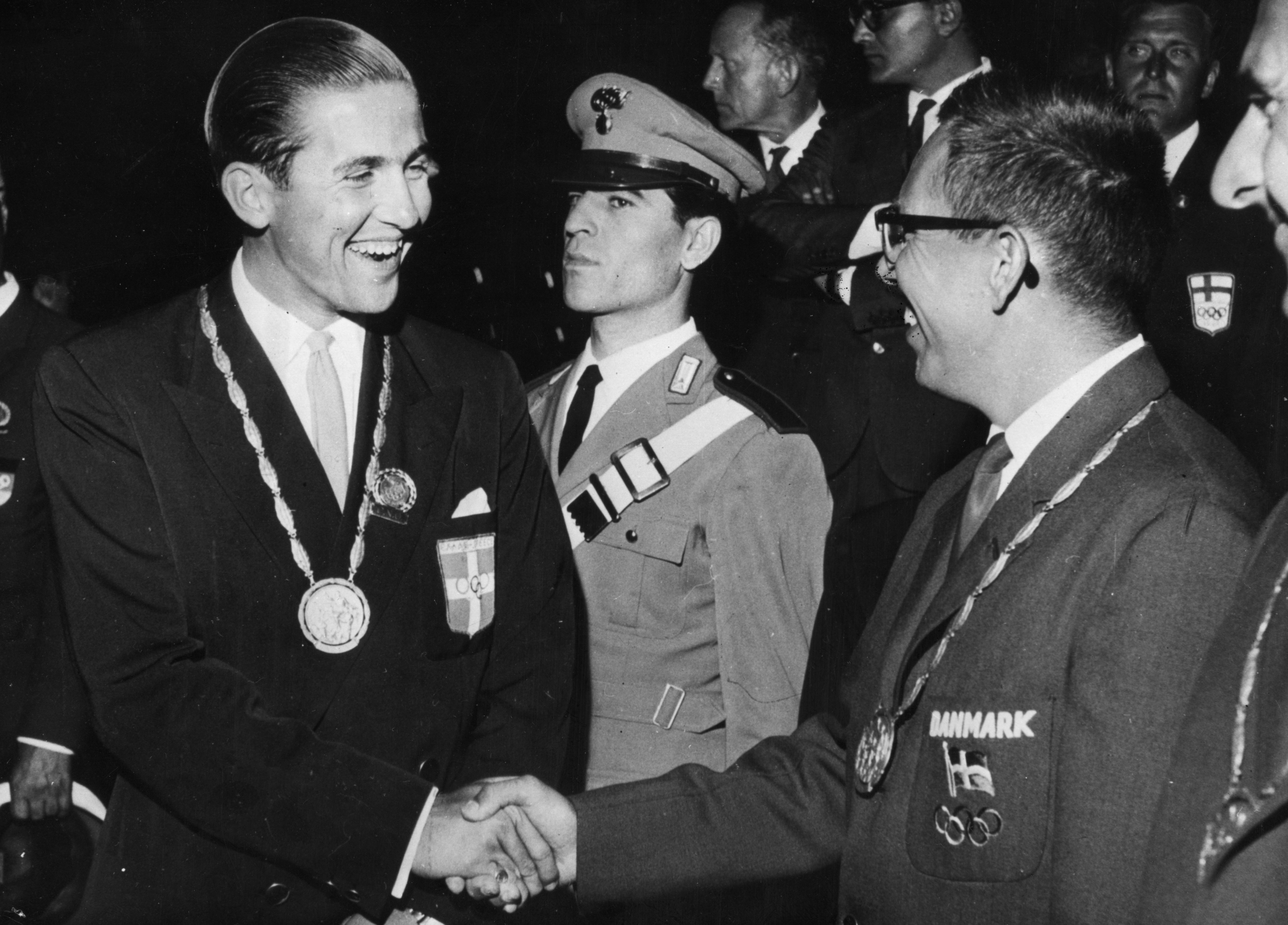 Danske Paul Elvstrøm vandt sin fjerde guldmedalje i træk i Finnjolle. Her hilser han på Grækenlands Kronprins Konstantin II.