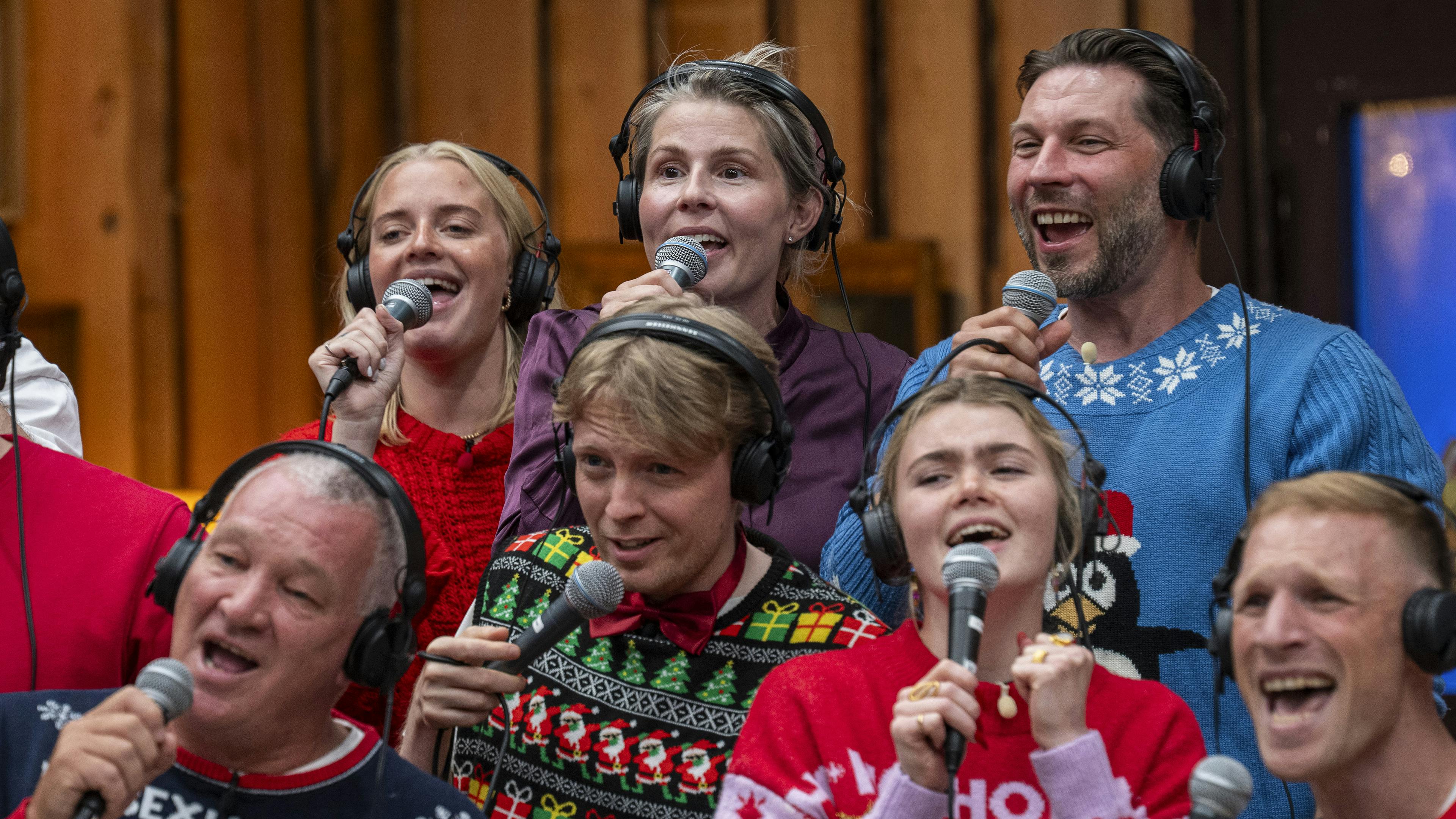 Cecilie og Simon Stenspil er blandt de medvirkende i "24 stjerners julekalender".