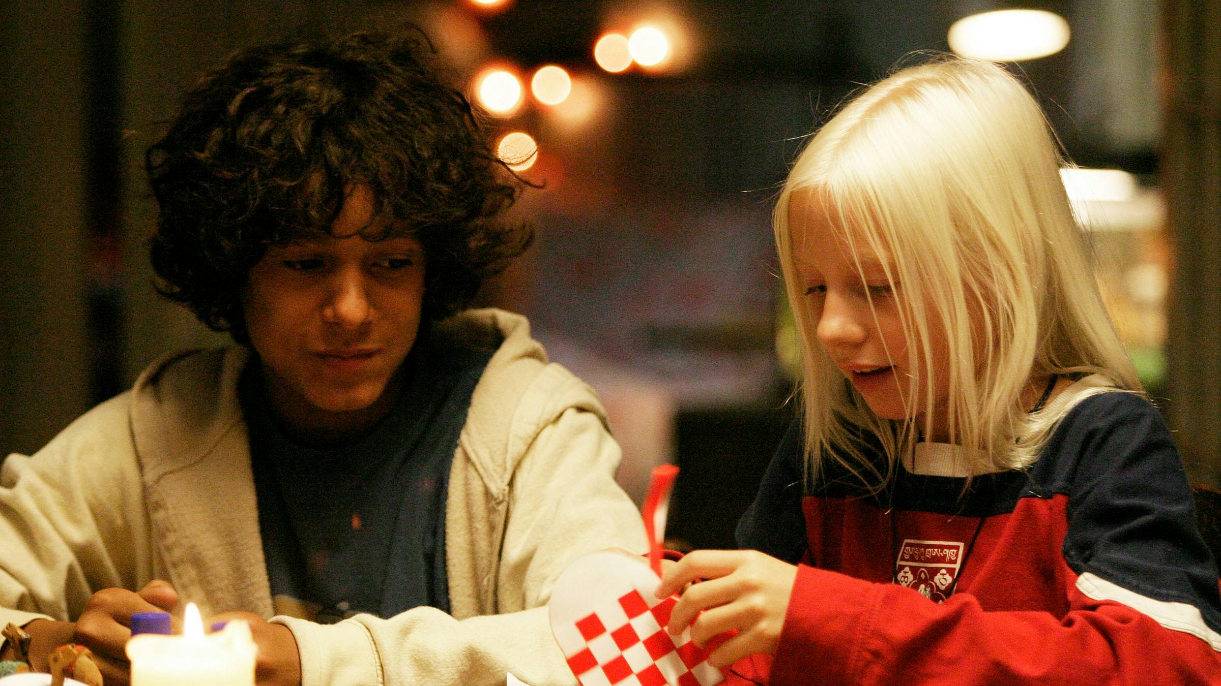 Sebastian Aagaard-Williams og Pernille Kaae Høier havde hovedrollerne i "Jesus og Josefine", der blev sendt på TV 2 i 2003. 