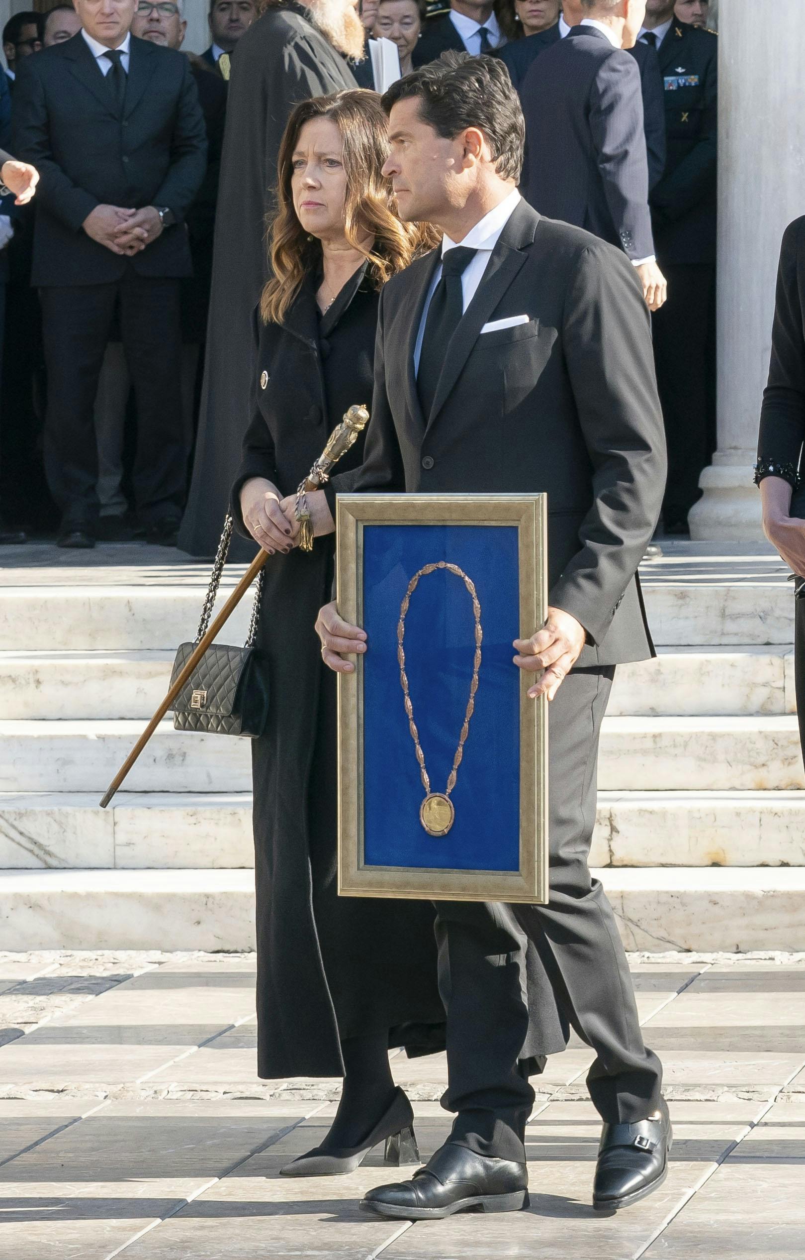 OPGAVE: Kong Konstantins begravelse.Gæsterne forlader Metropolis-KatedralenSTED:  AthenJOURNALIST: Marianne Singer og Ulrik UlriksenFOTOGRAF: Hanne Juul DATO: 20230116