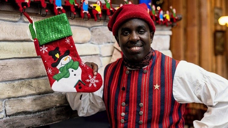 Melvin Kakooza er igen vært på "24 stjerners julekalender".