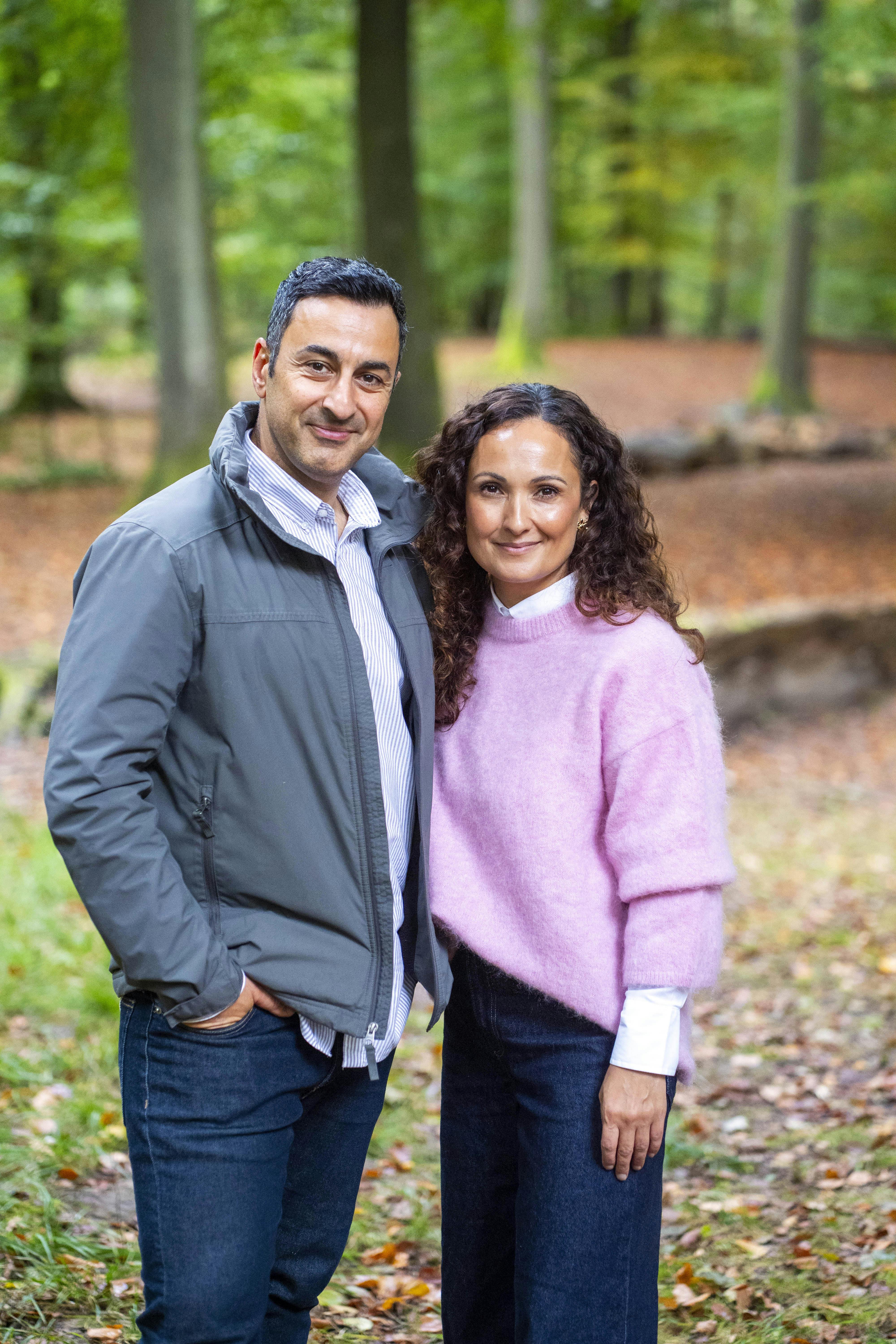 Erkan Özden nyder at gå ture i skoven med sin hustru.