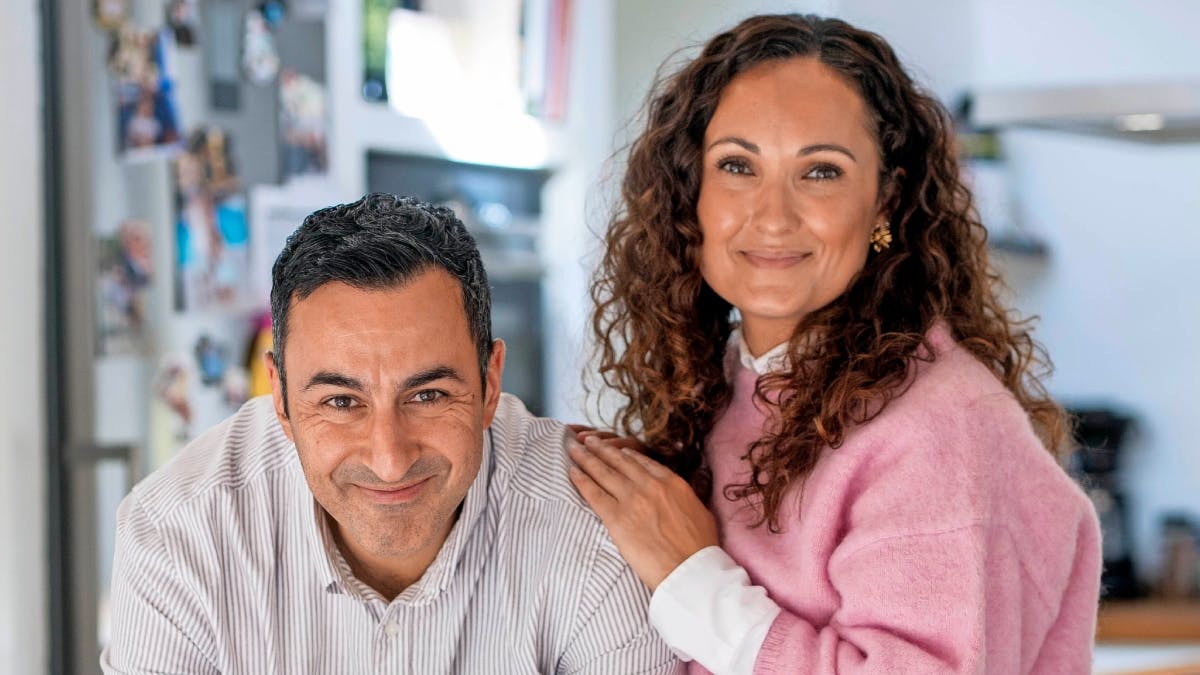 Erkan Özden ser sin hustru Züleyha, som sit anker. 