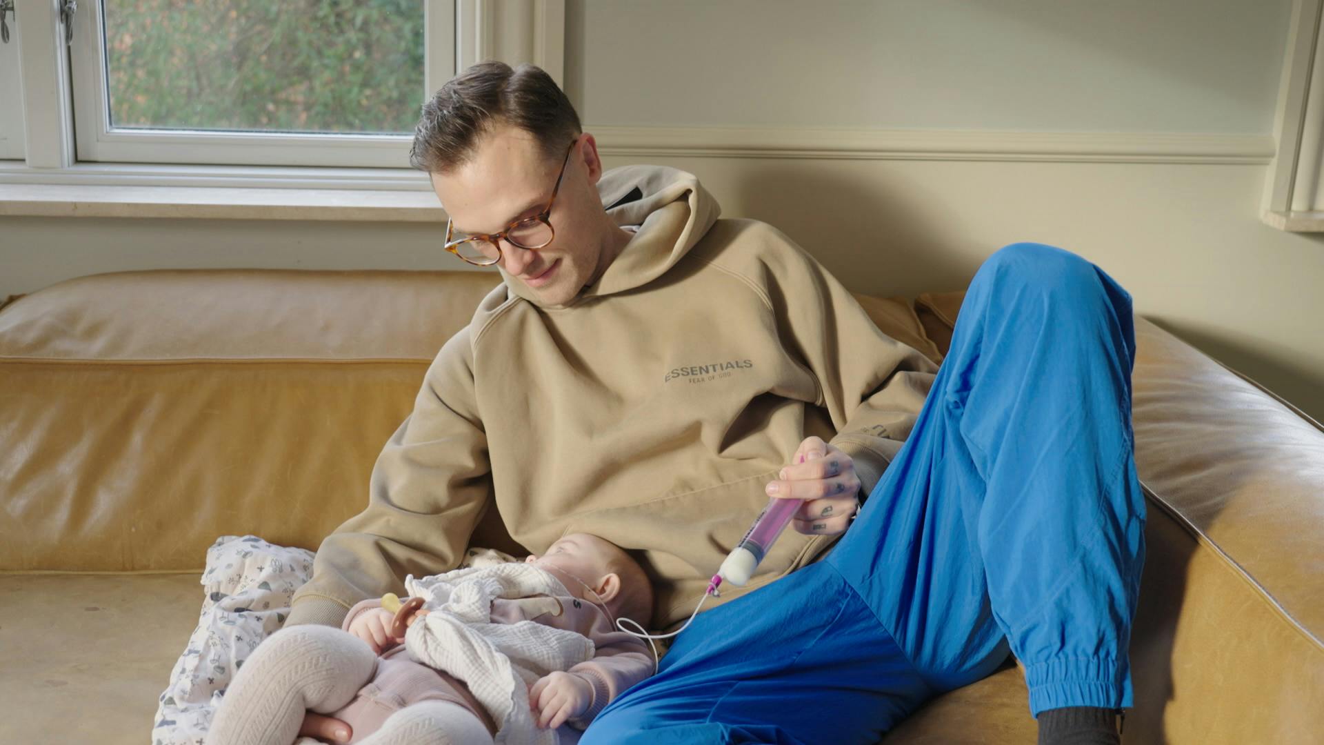 Far Jonas hygger med Uma.