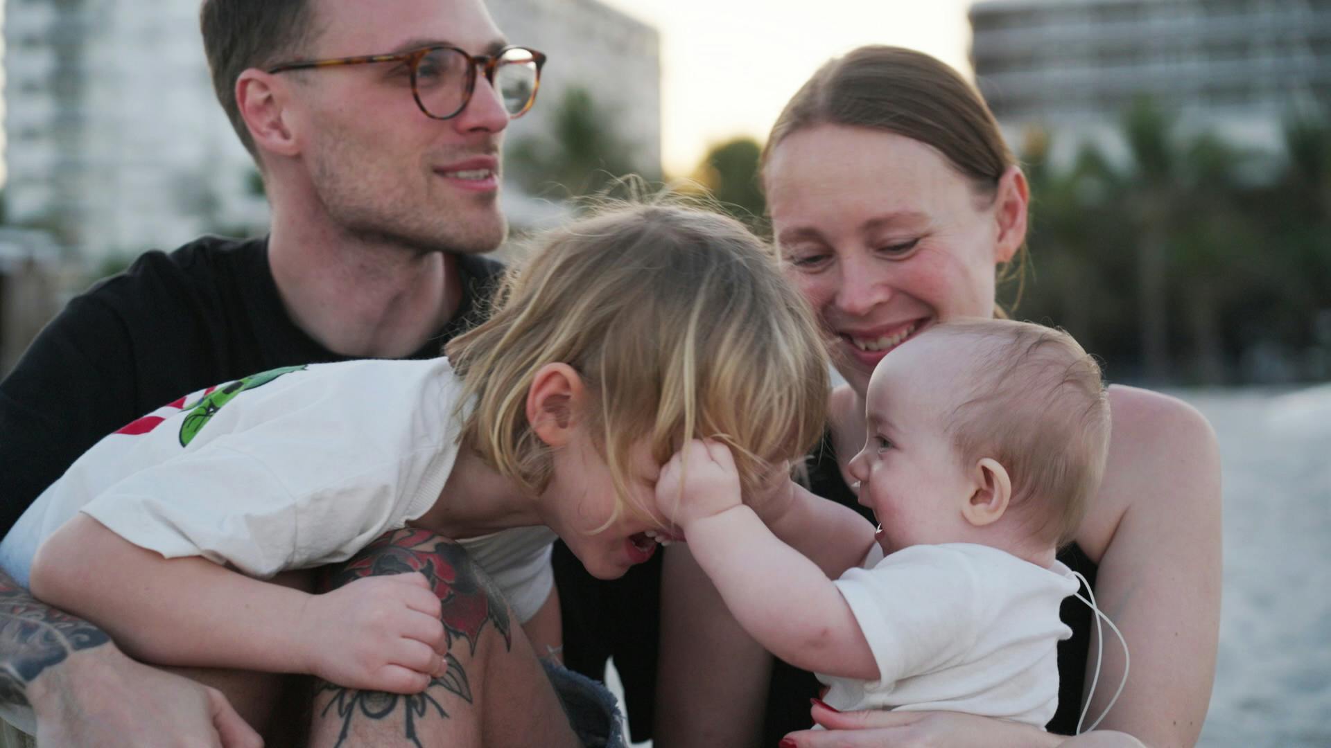 Uma med sine forældre og sin elskede storebror Marvin.