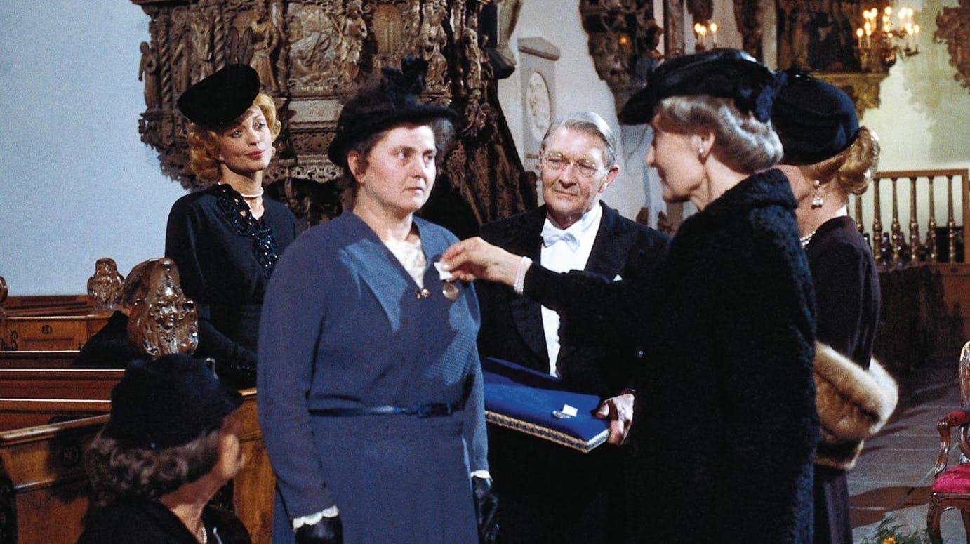 Laura får sin medalje i "Matador".